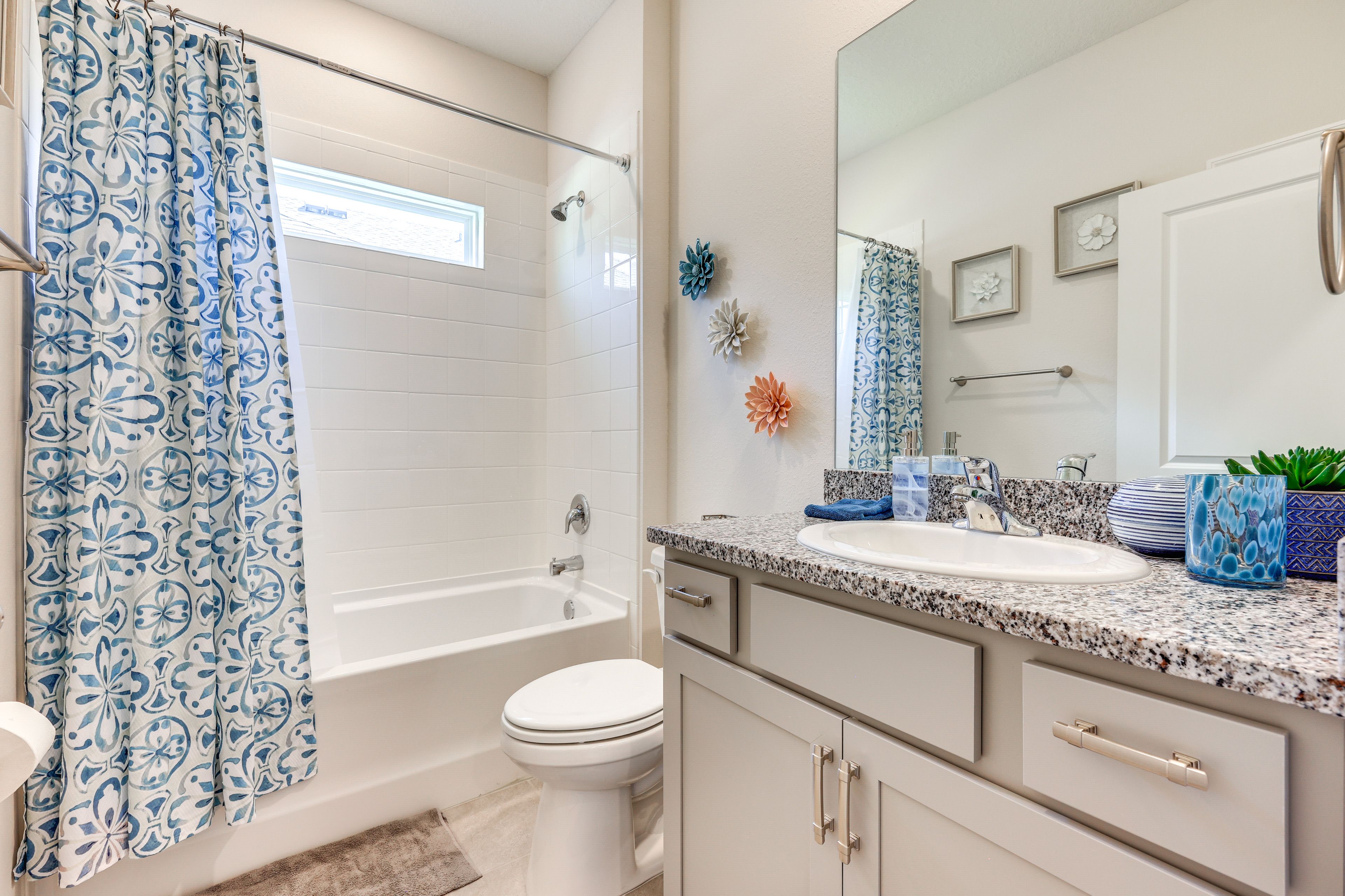 Full Bathroom | Complimentary Toiletries