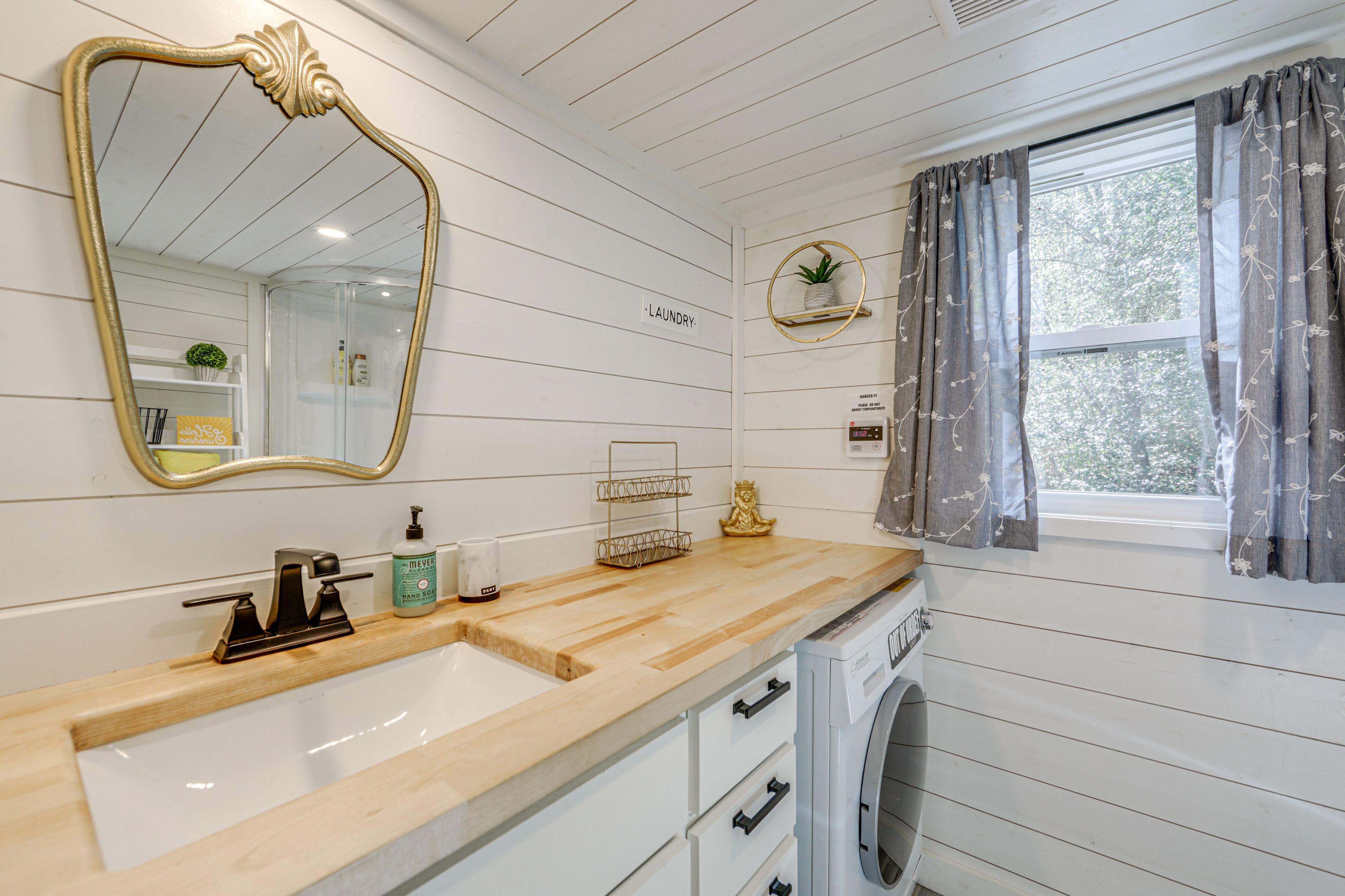 Full Bathroom | In-Unit Laundry | Complimentary Toiletries