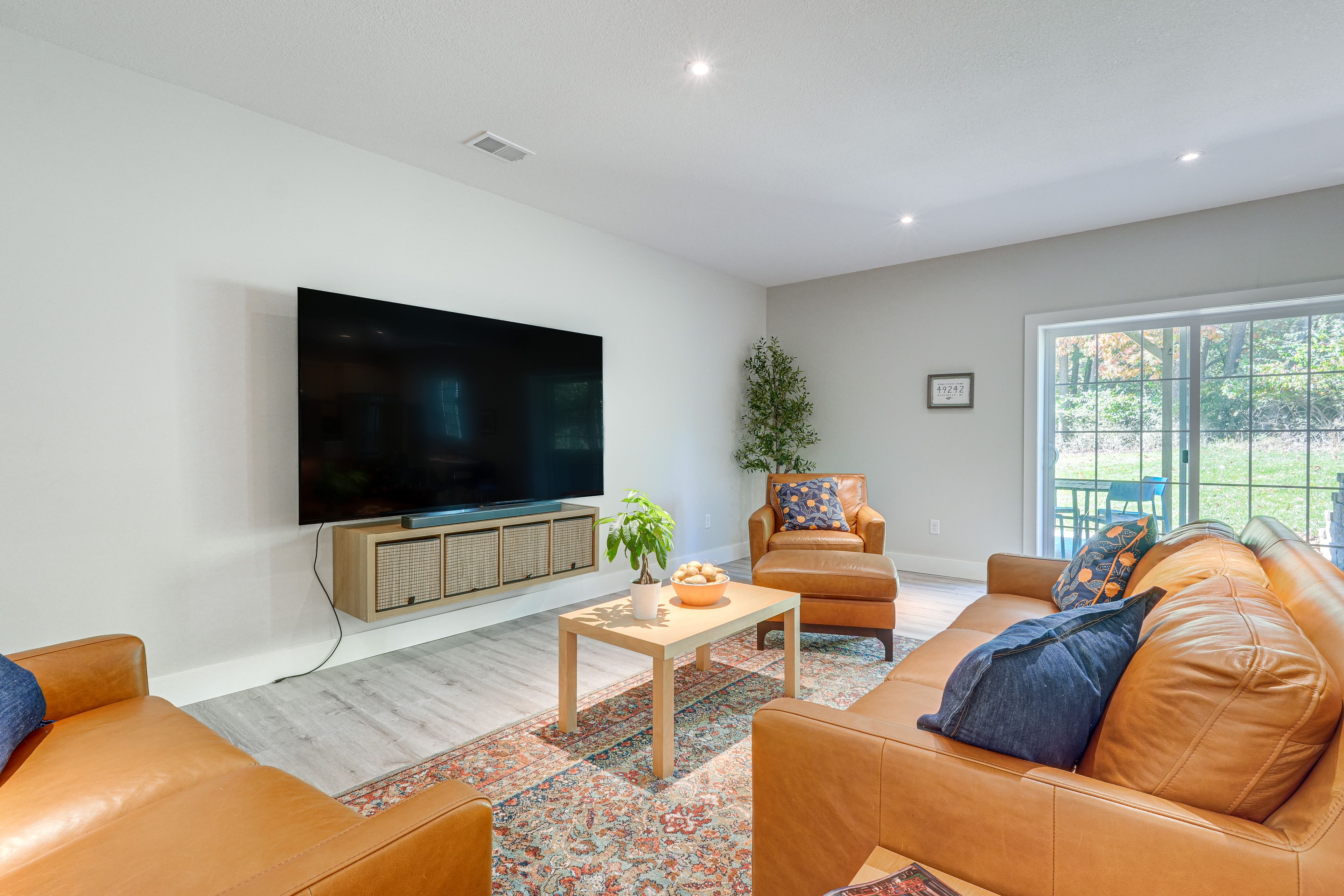 Living Room | Free WiFi | Smart TV | Central A/C | 1st Floor