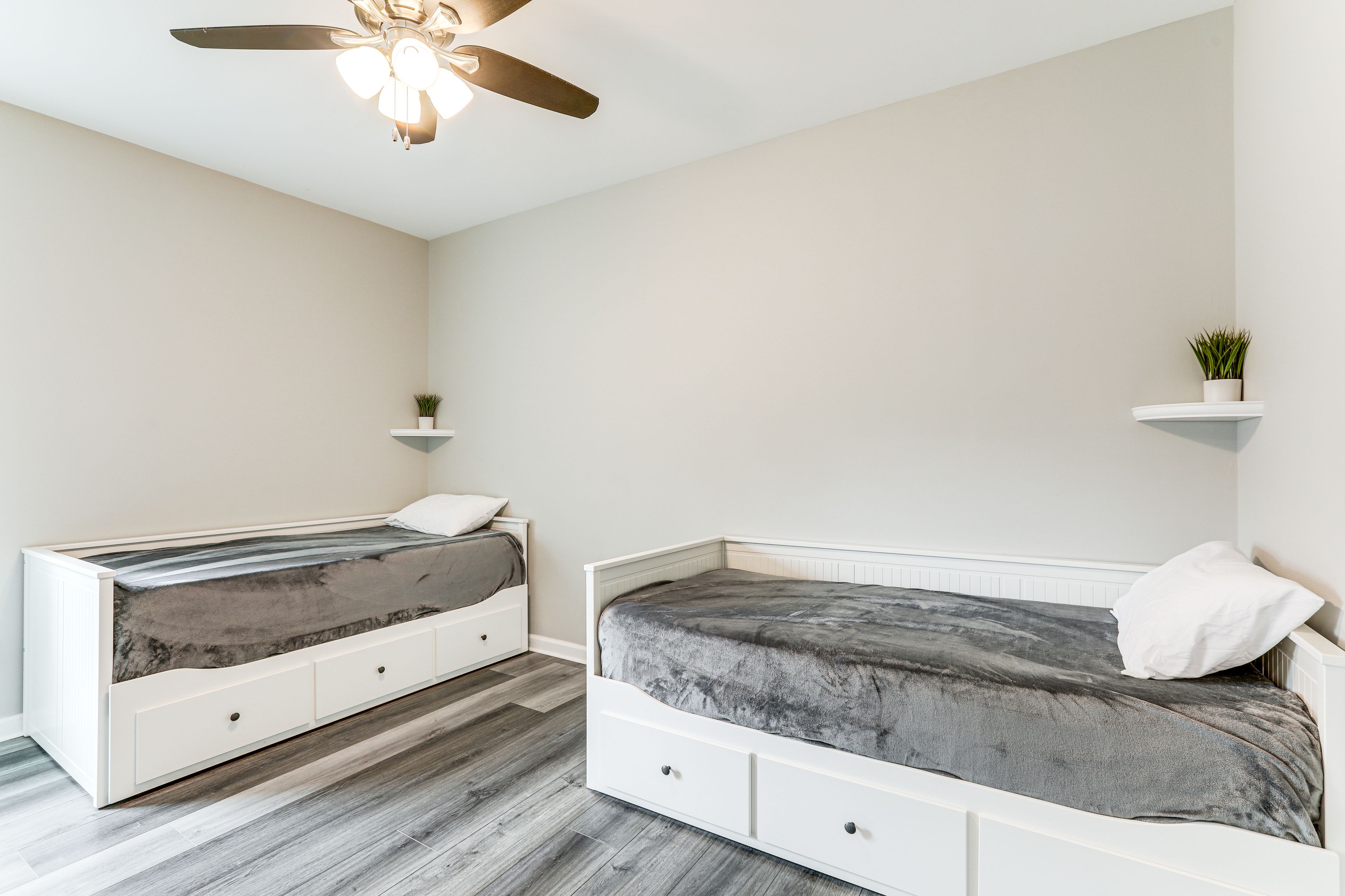 Bedroom 2 | 2 Twin Daybeds w/ 2 Twin Trundles | Smart TV w/ Cable