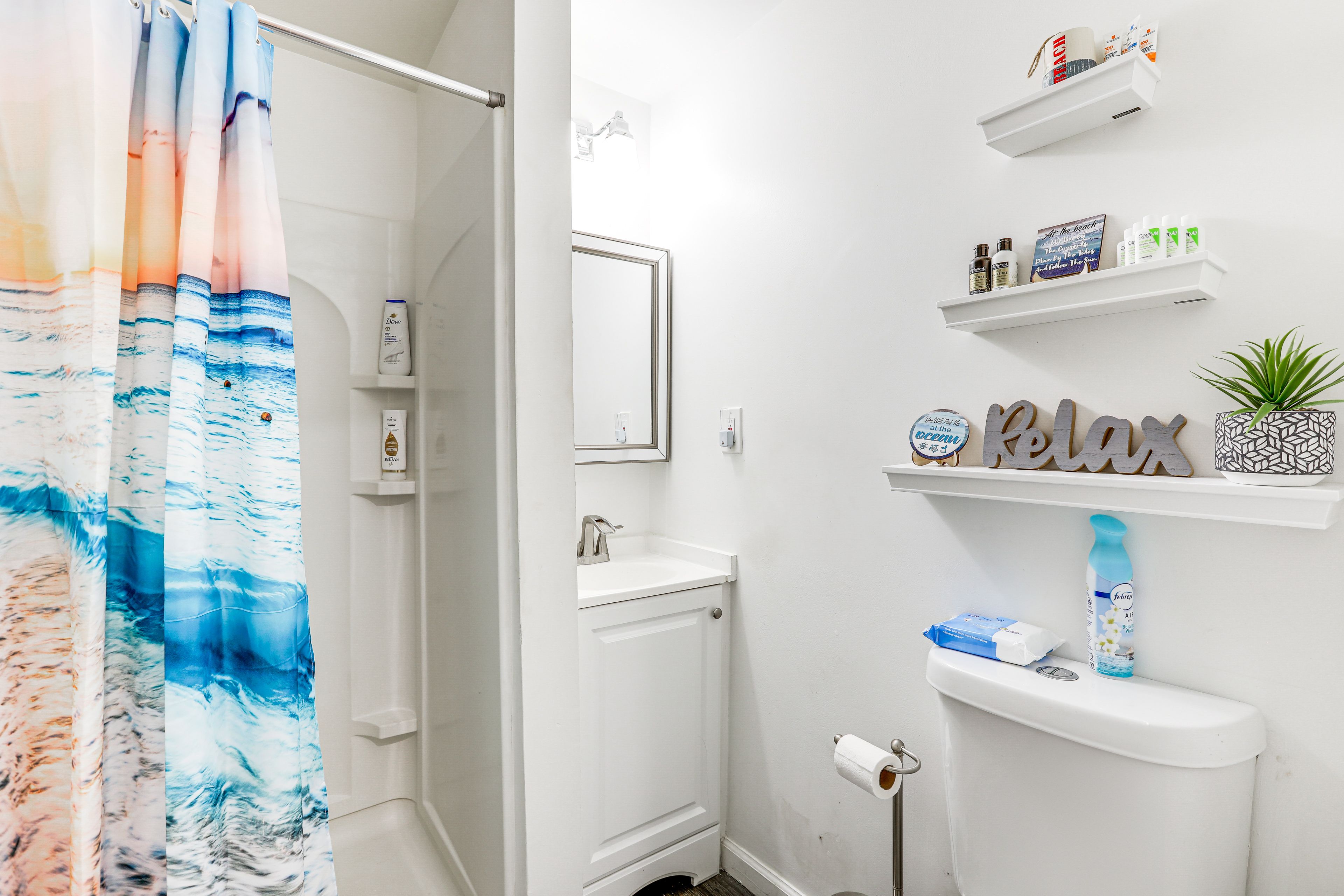 Full Bathroom | Towels Provided | Complimentary Toiletries