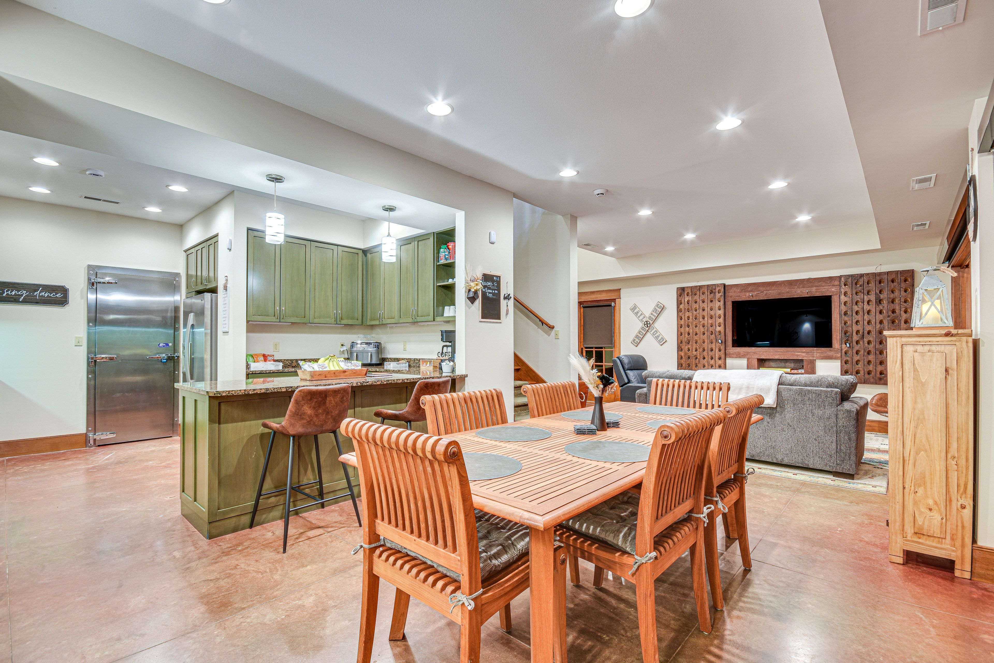 Dining Area | Dishware/Flatware Provided | Smart TV | 1st Floor