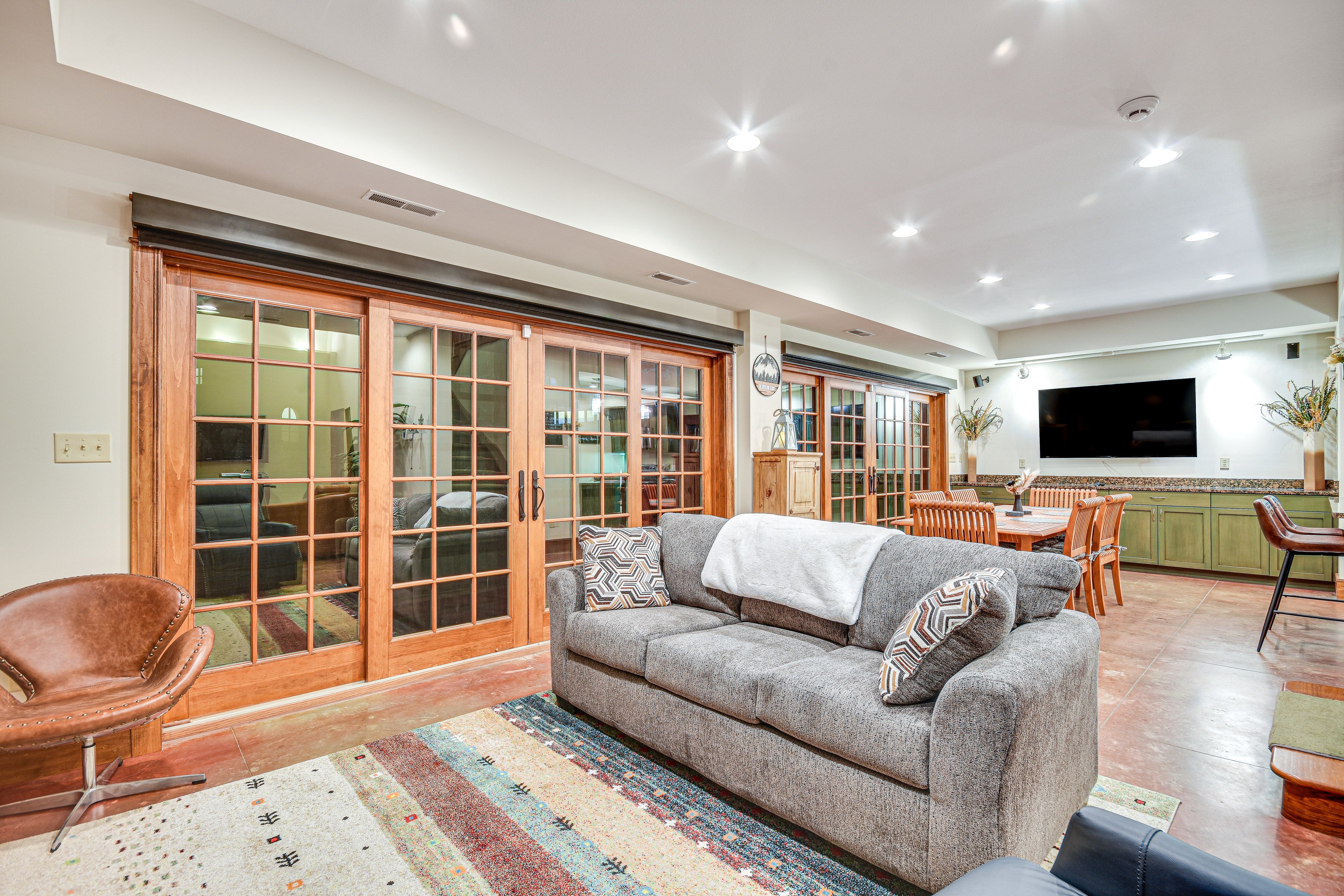 Living Room | Queen Sleeper Sofa | Smart TV | Board Games | 1st Floor