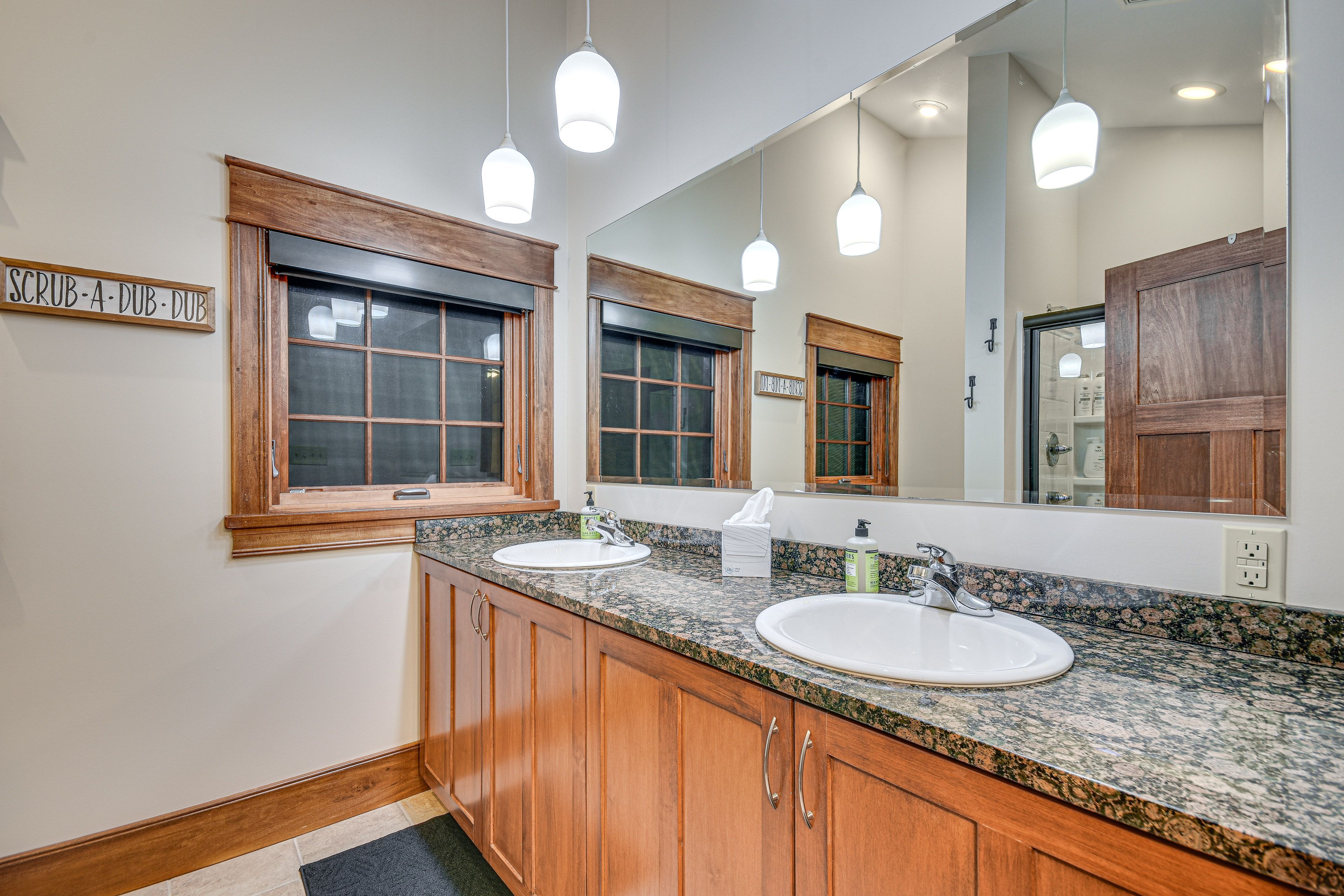 Full Bathroom | Towels Provided | 2nd Floor