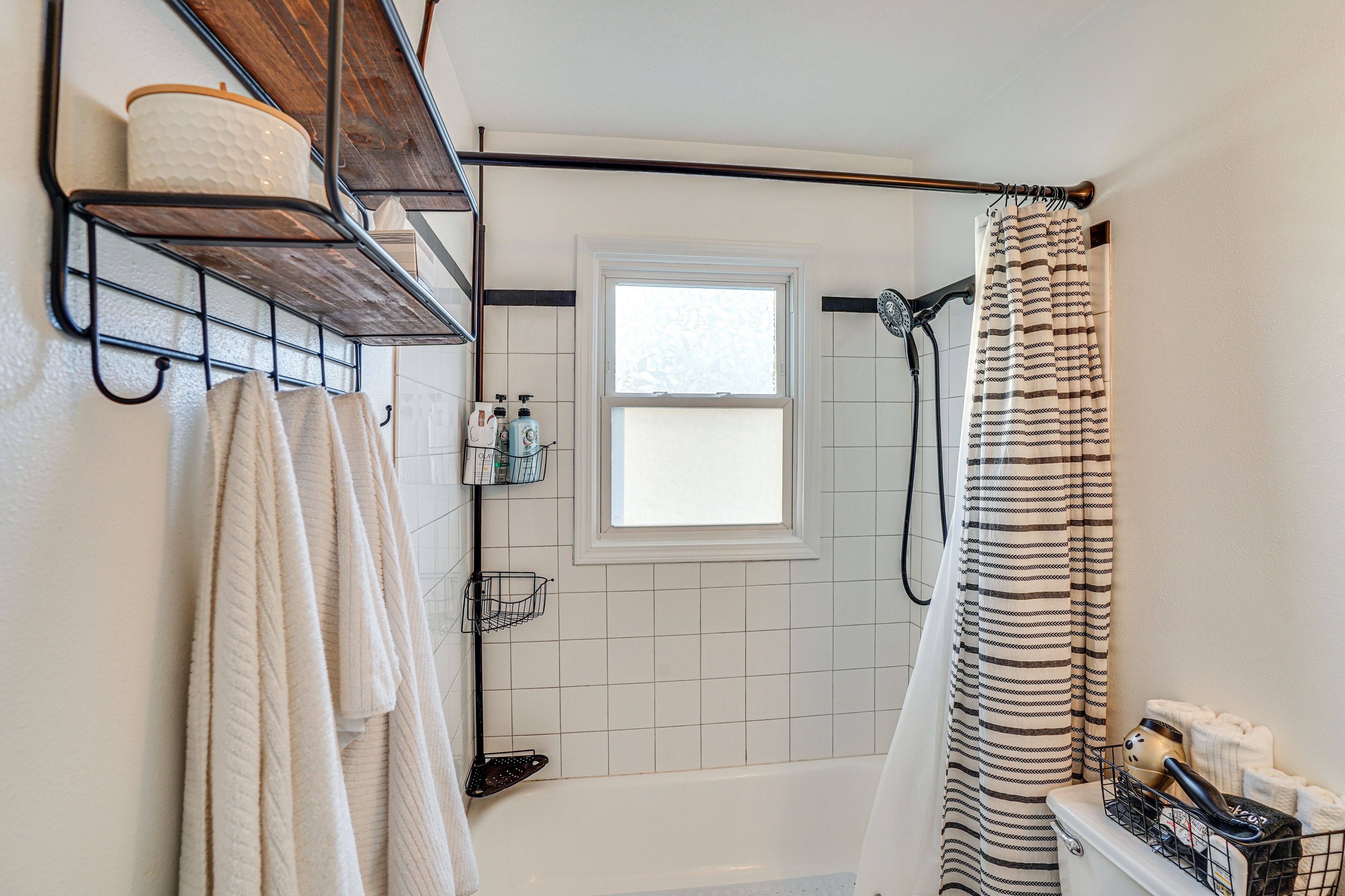 Full Bathroom | 1st Floor | Towels Provided