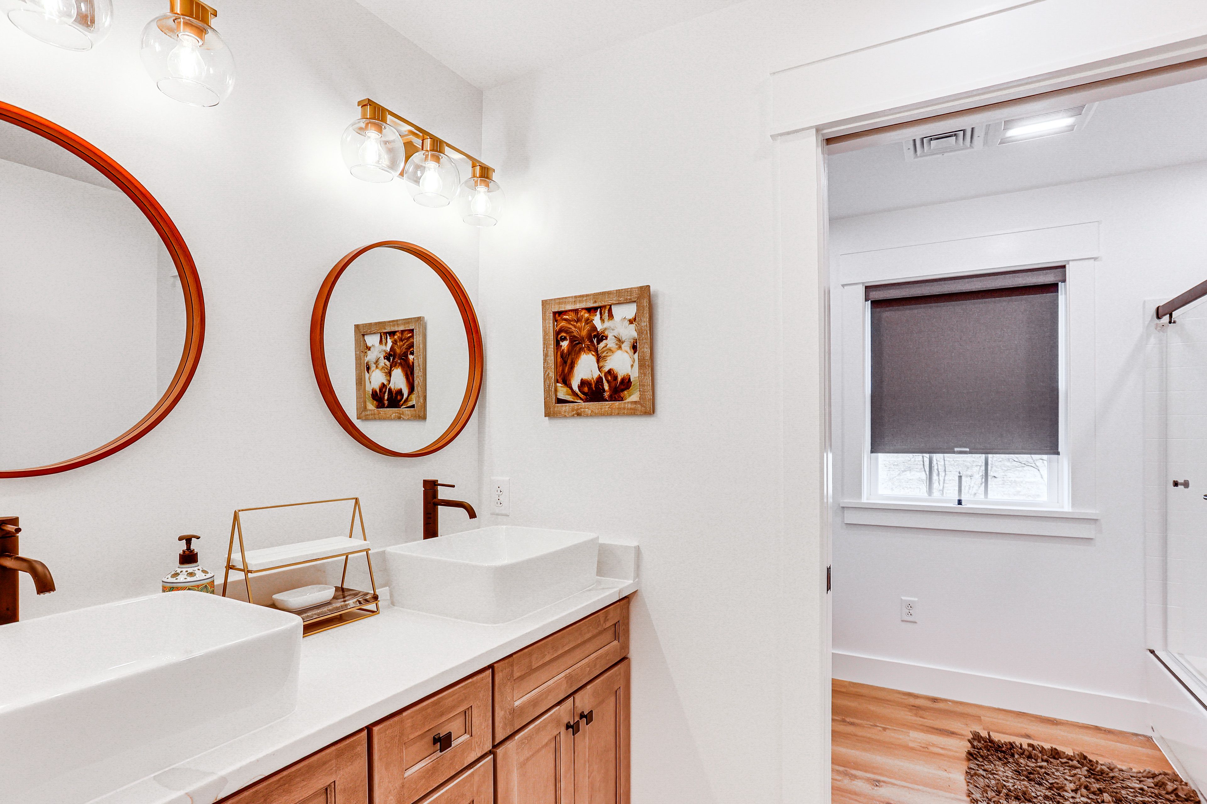 Full Bathroom | 2nd Floor | Towels Provided