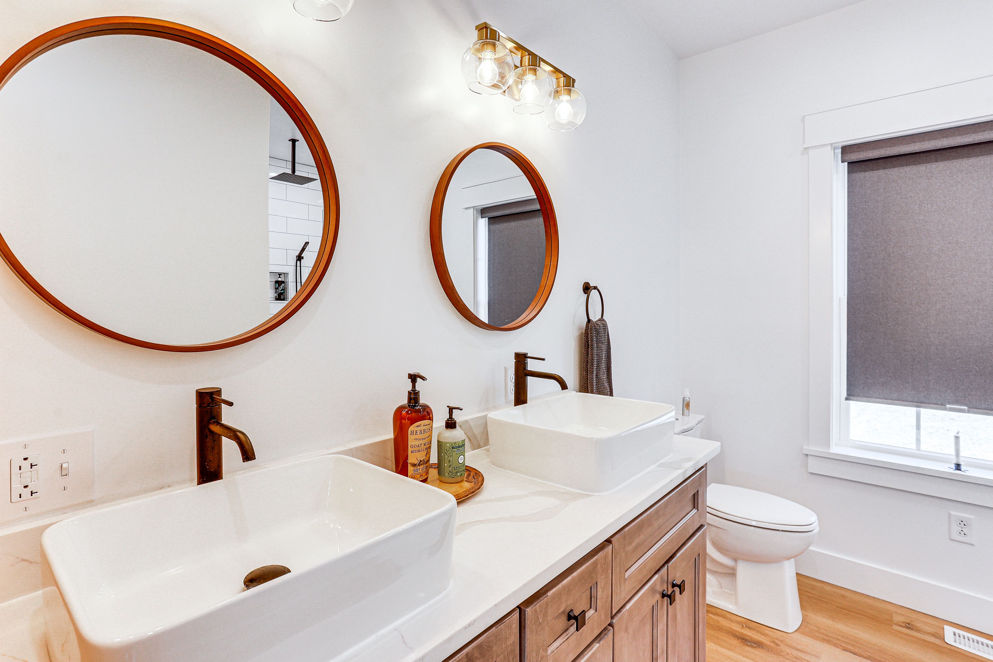 Full Bathroom | 1st Floor | Towels Provided