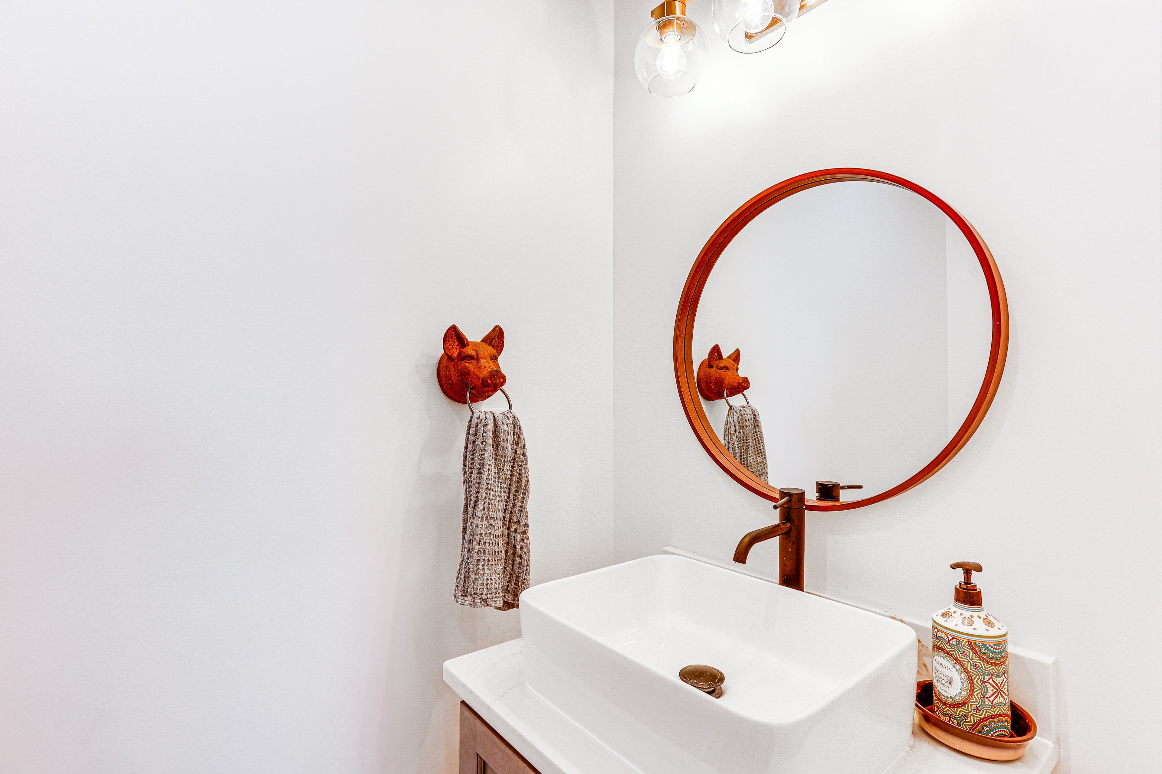 Half Bathroom | 1st Floor | Towels Provided