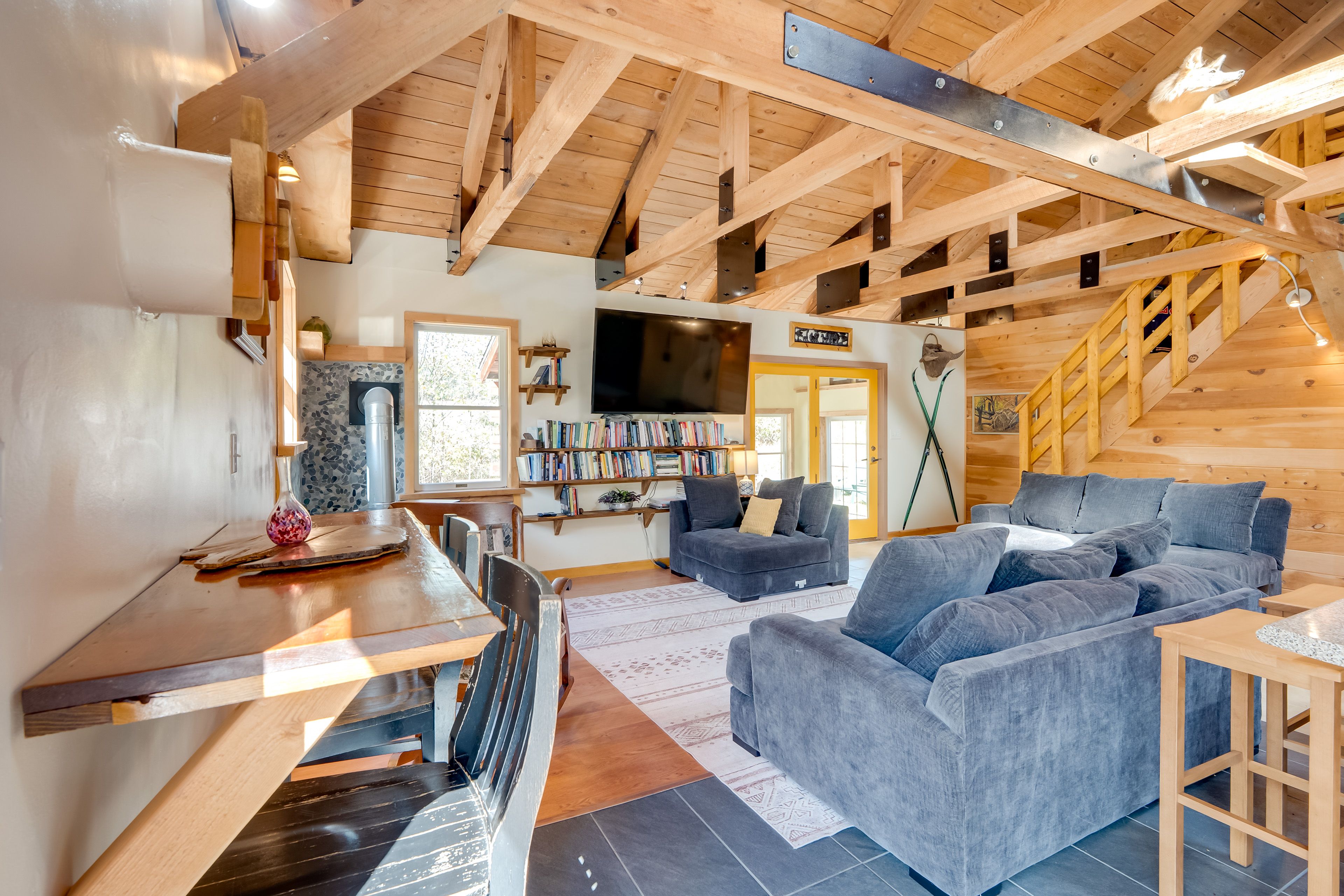 Living Room | Free WiFi | Cable TV | 1st Floor