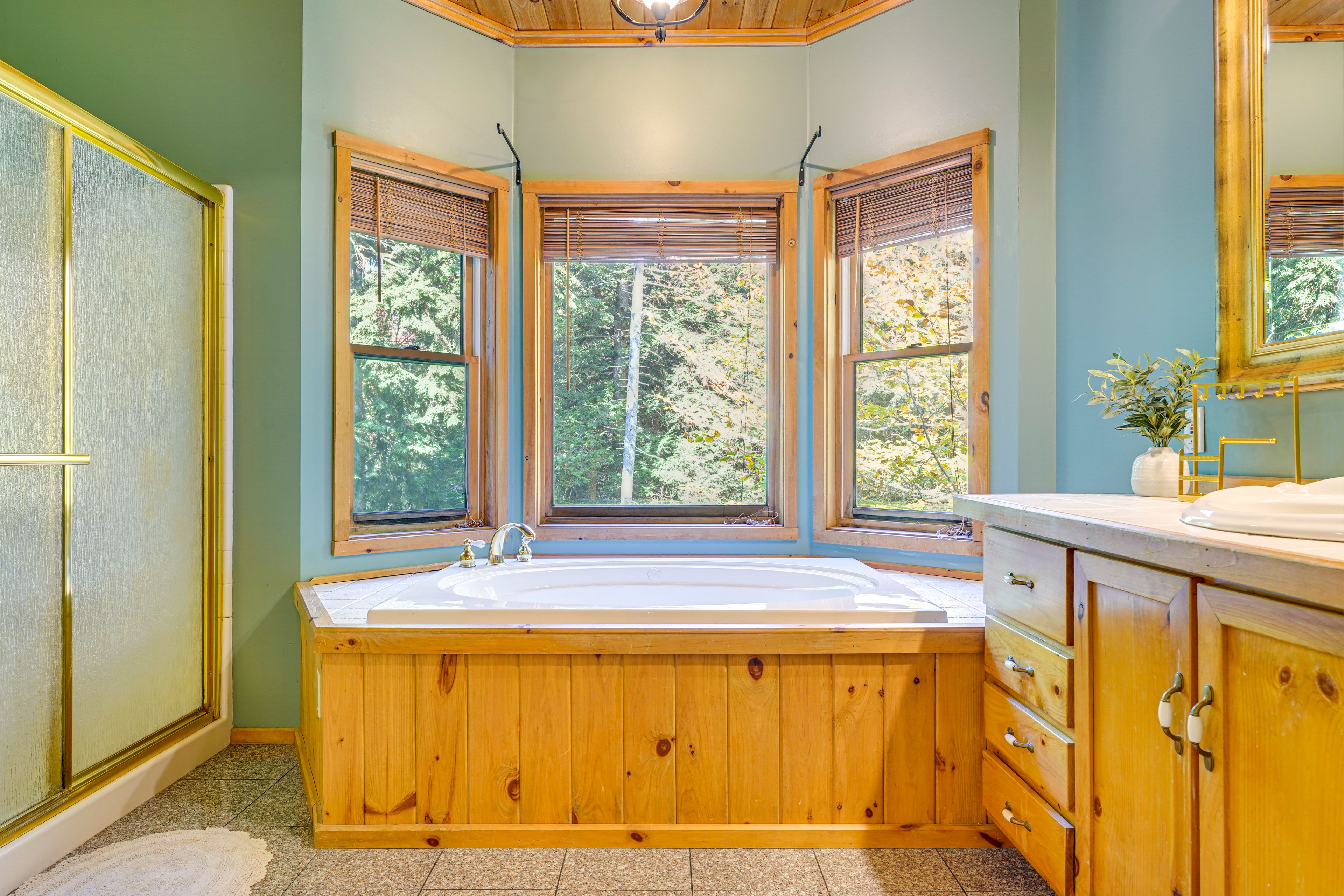 En-Suite Bathroom | Towels Provided | 1st Floor