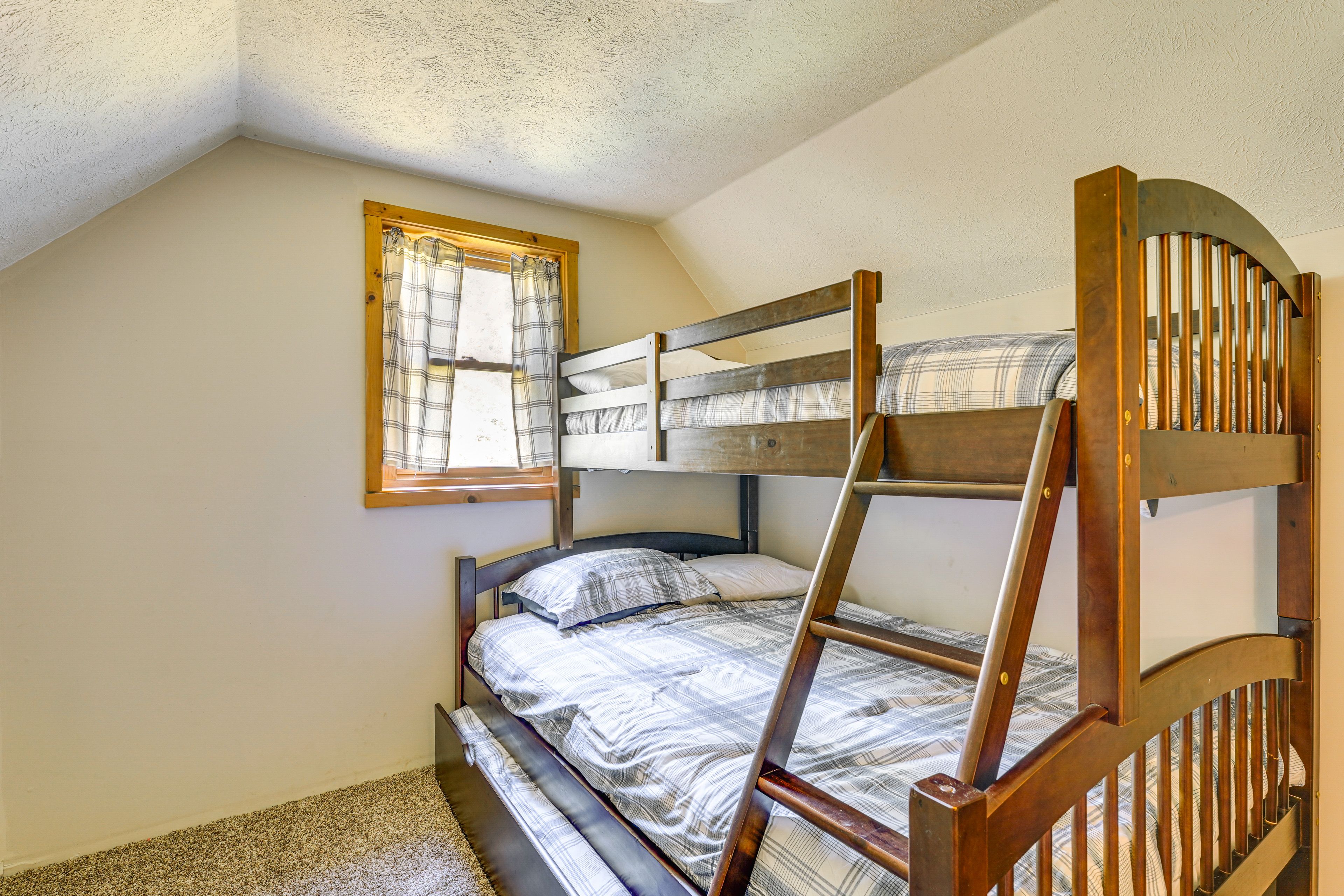 Bedroom 3 | Sleeping Nook | Twin/Full Bunk Bed w/ Twin Trundle