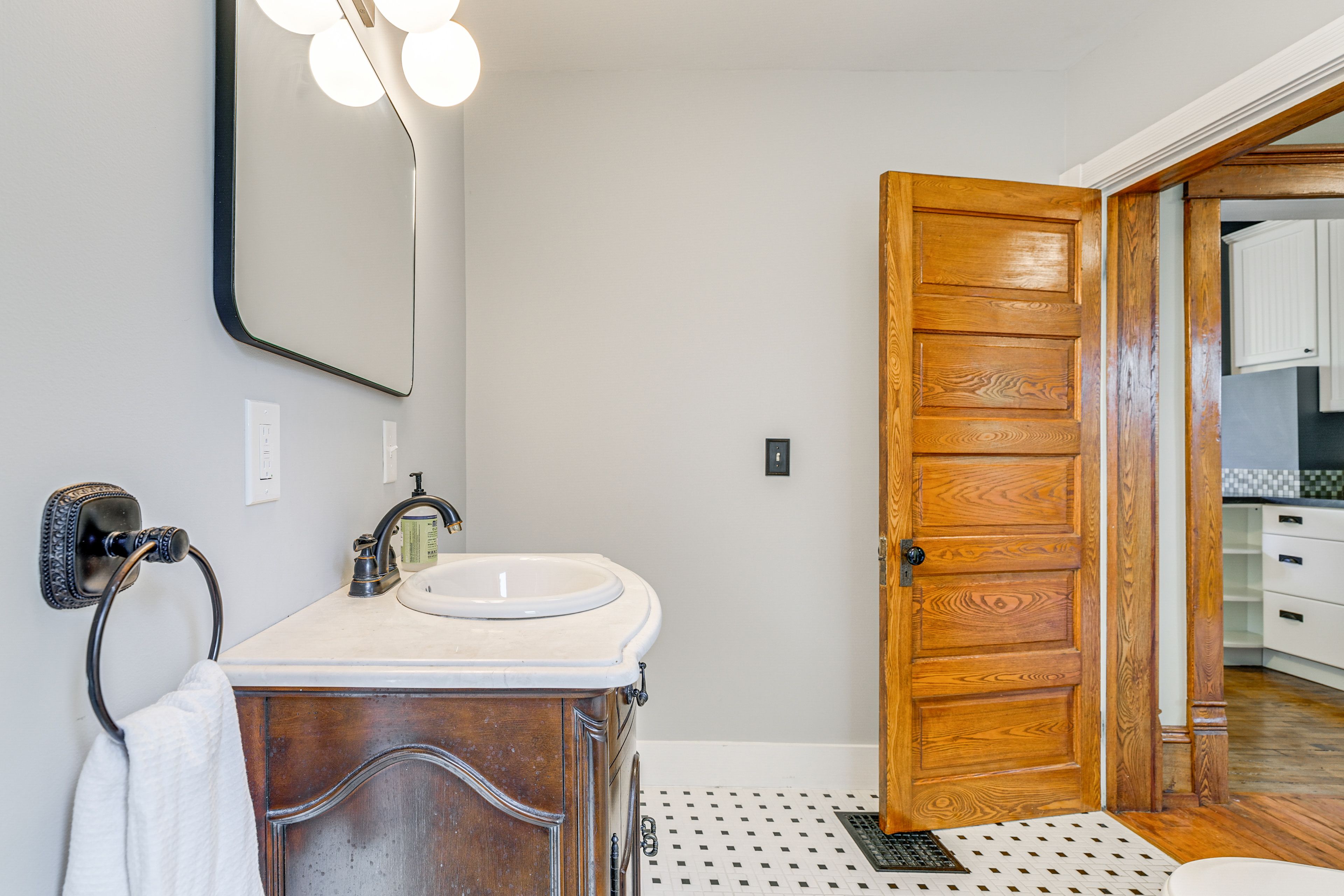 Full Bathroom | Bathtub | 1st Floor