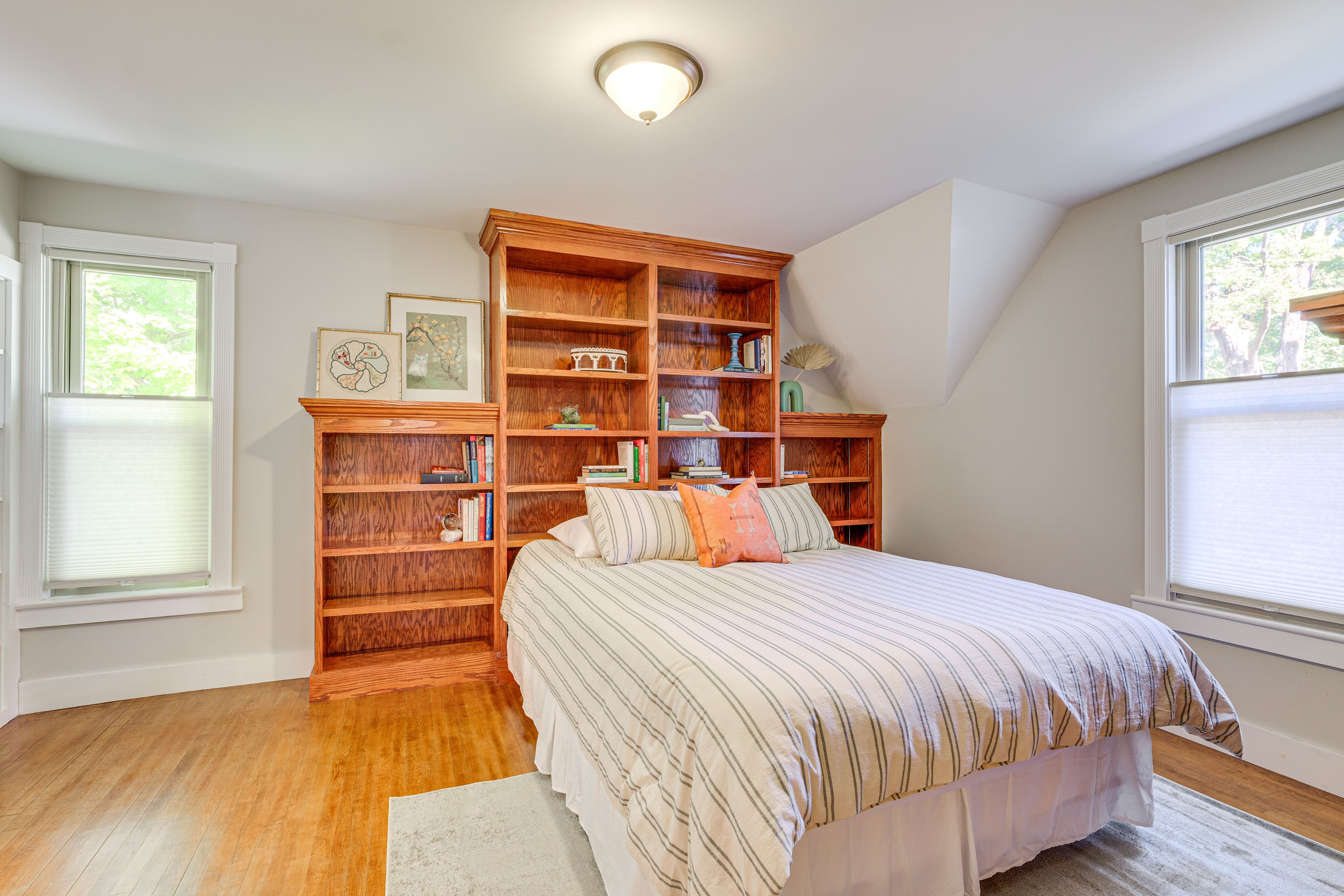 Bedroom 1 | Queen Bed | Smart TV | 2nd Floor