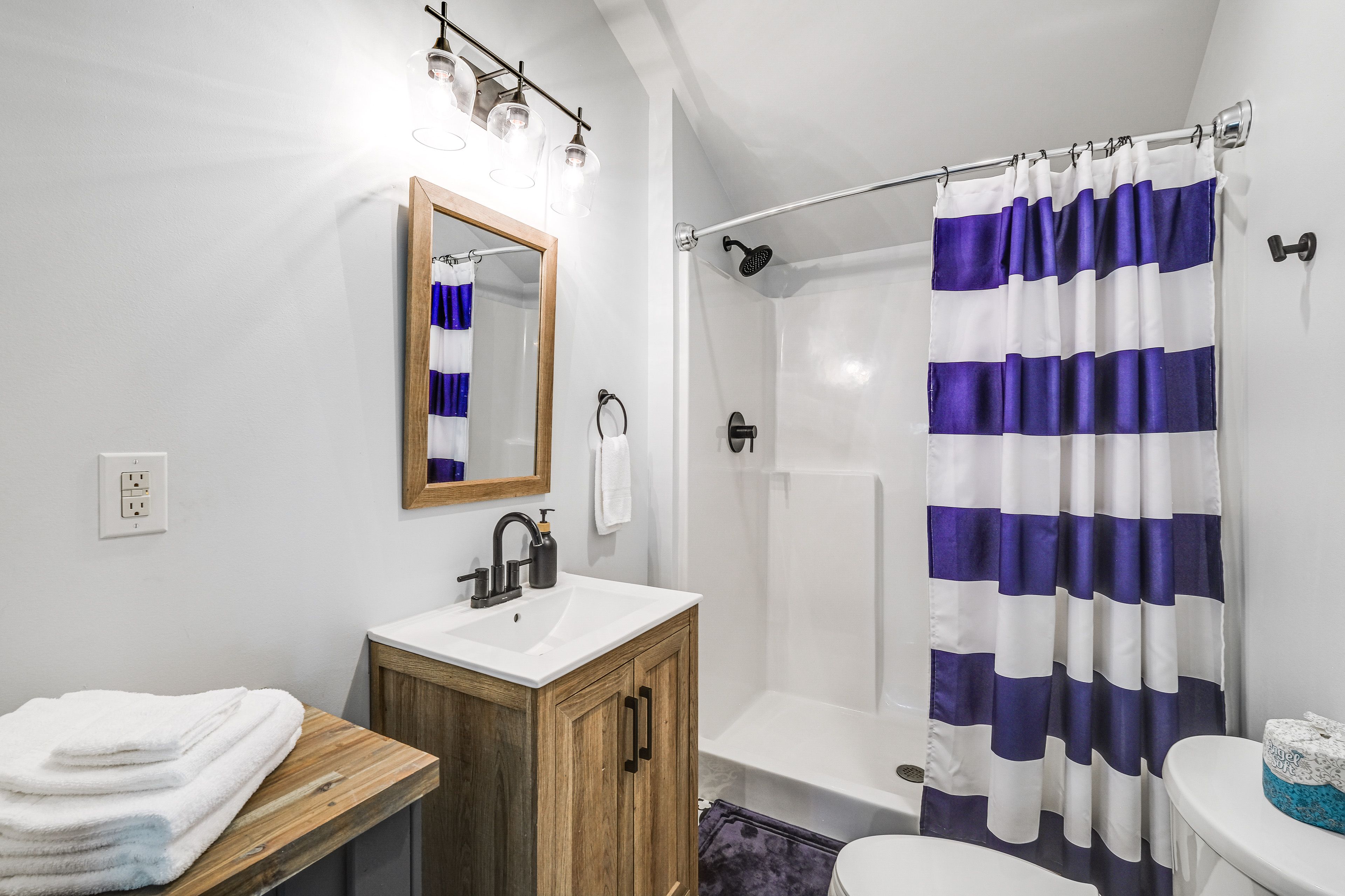 Full Bathroom | Towels Provided
