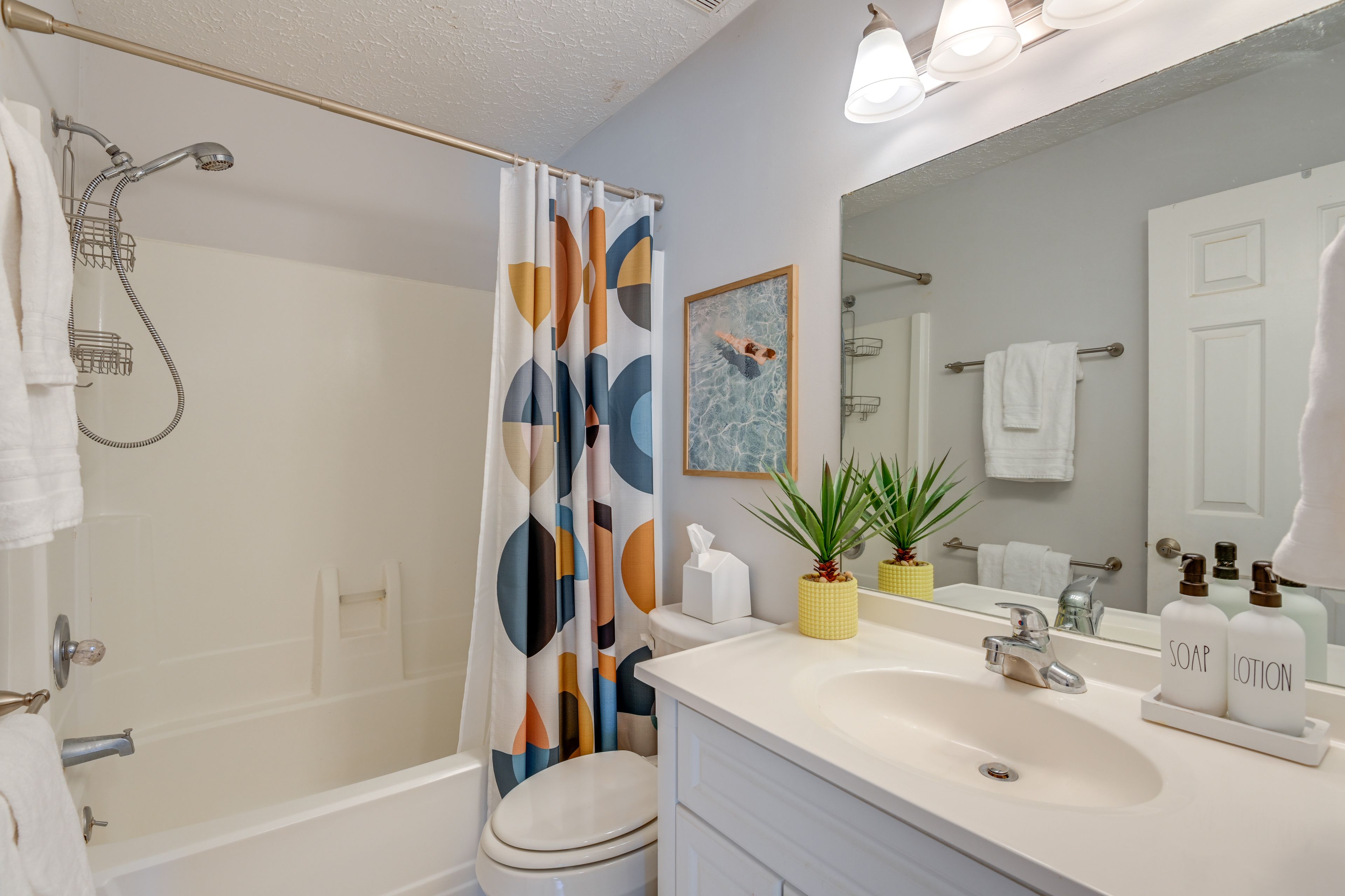 Full Bathroom | Towels & Linens Provided | Complimentary Toiletries