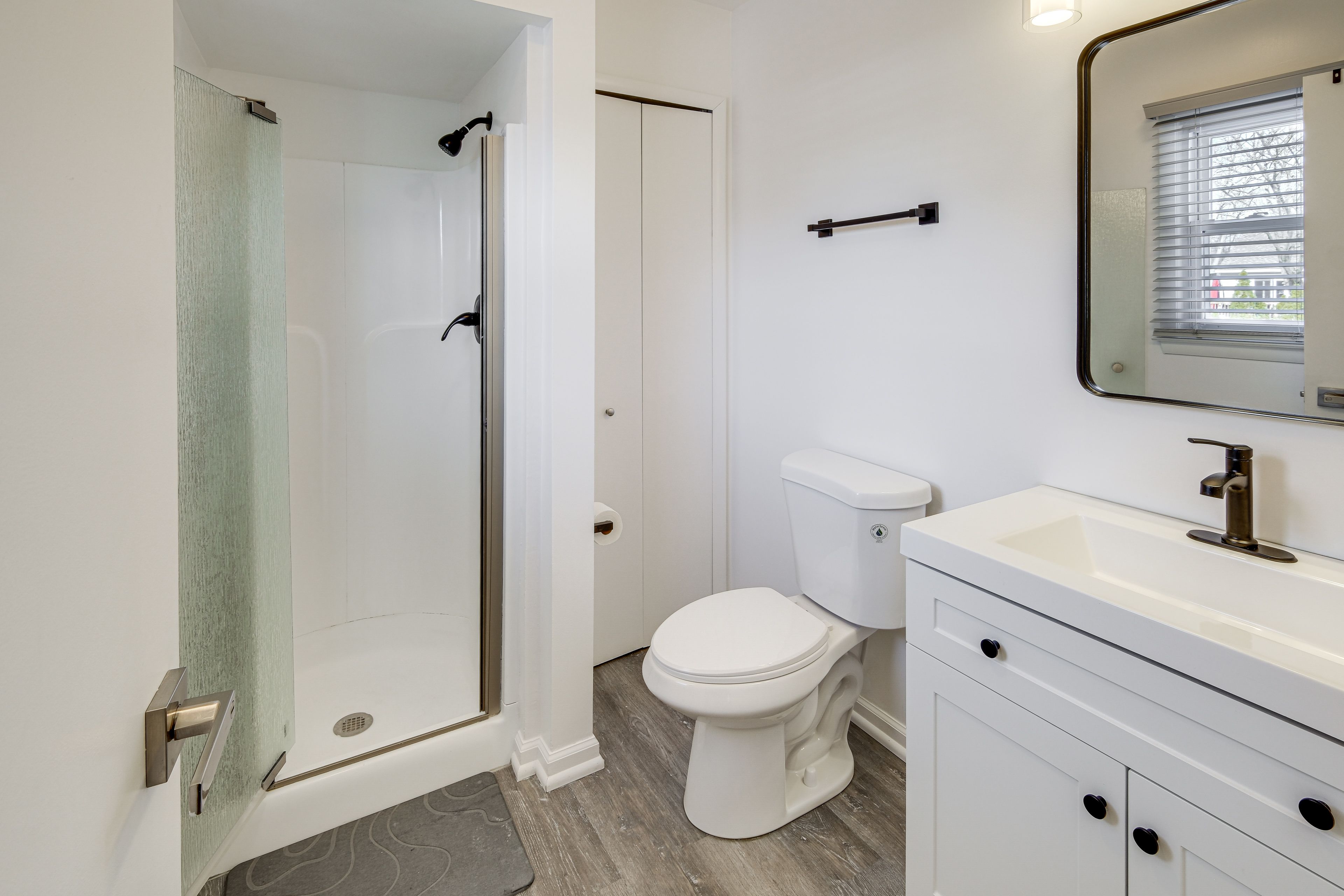 Full Bathroom | Upper Floor | Towels Provided