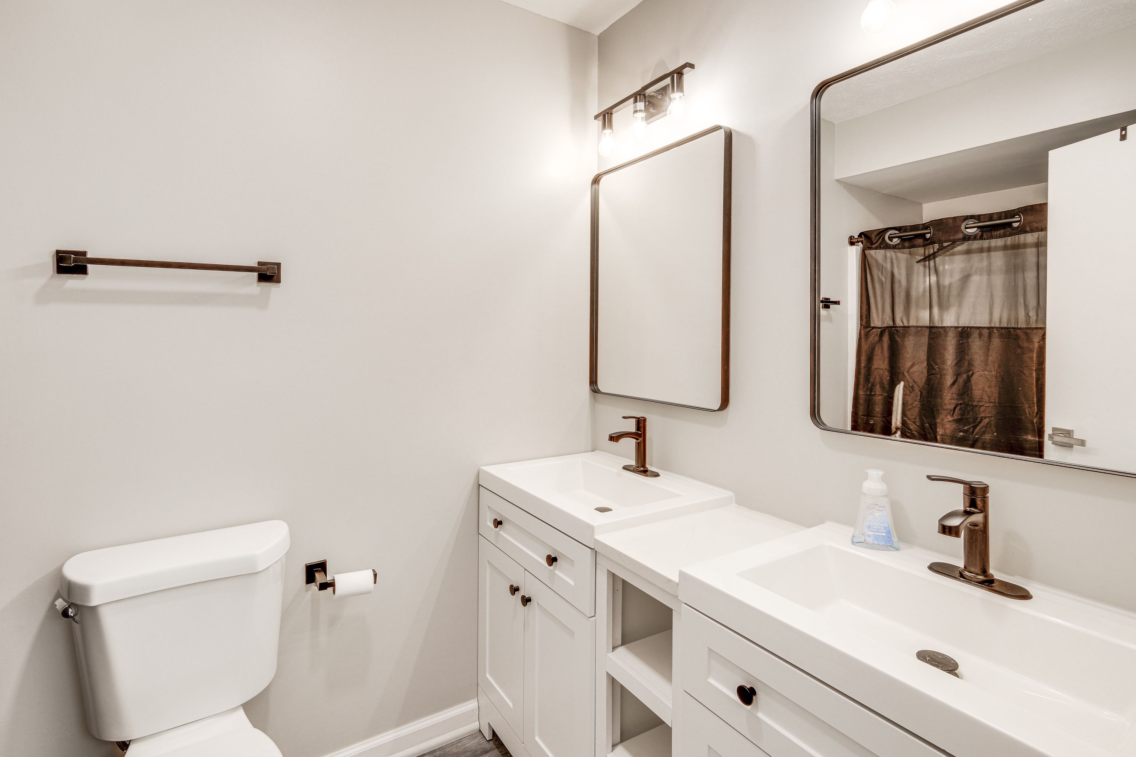 Full Bathroom | Upper Floor | Towels Provided