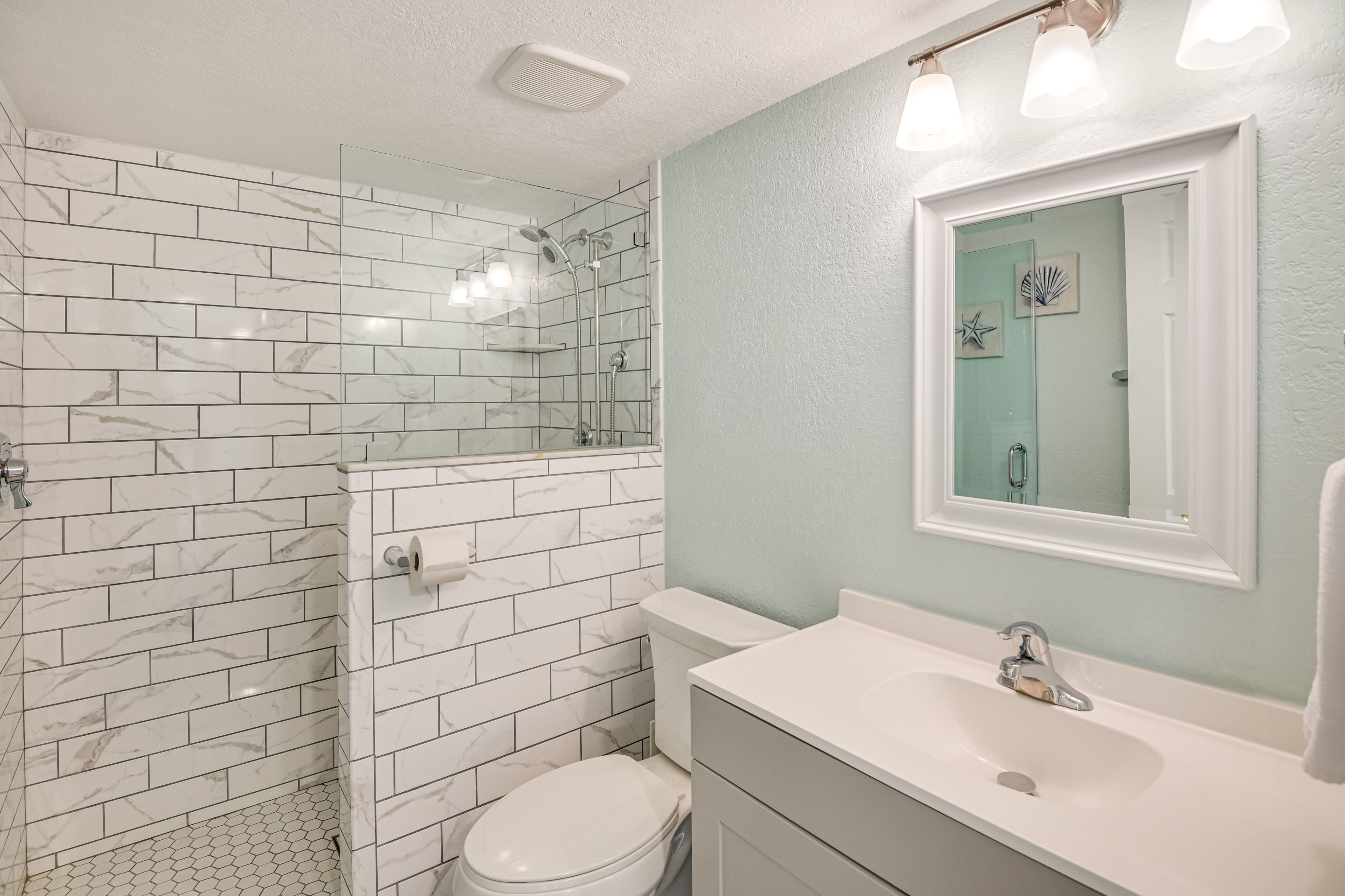 Full Bathroom | Towels Provided