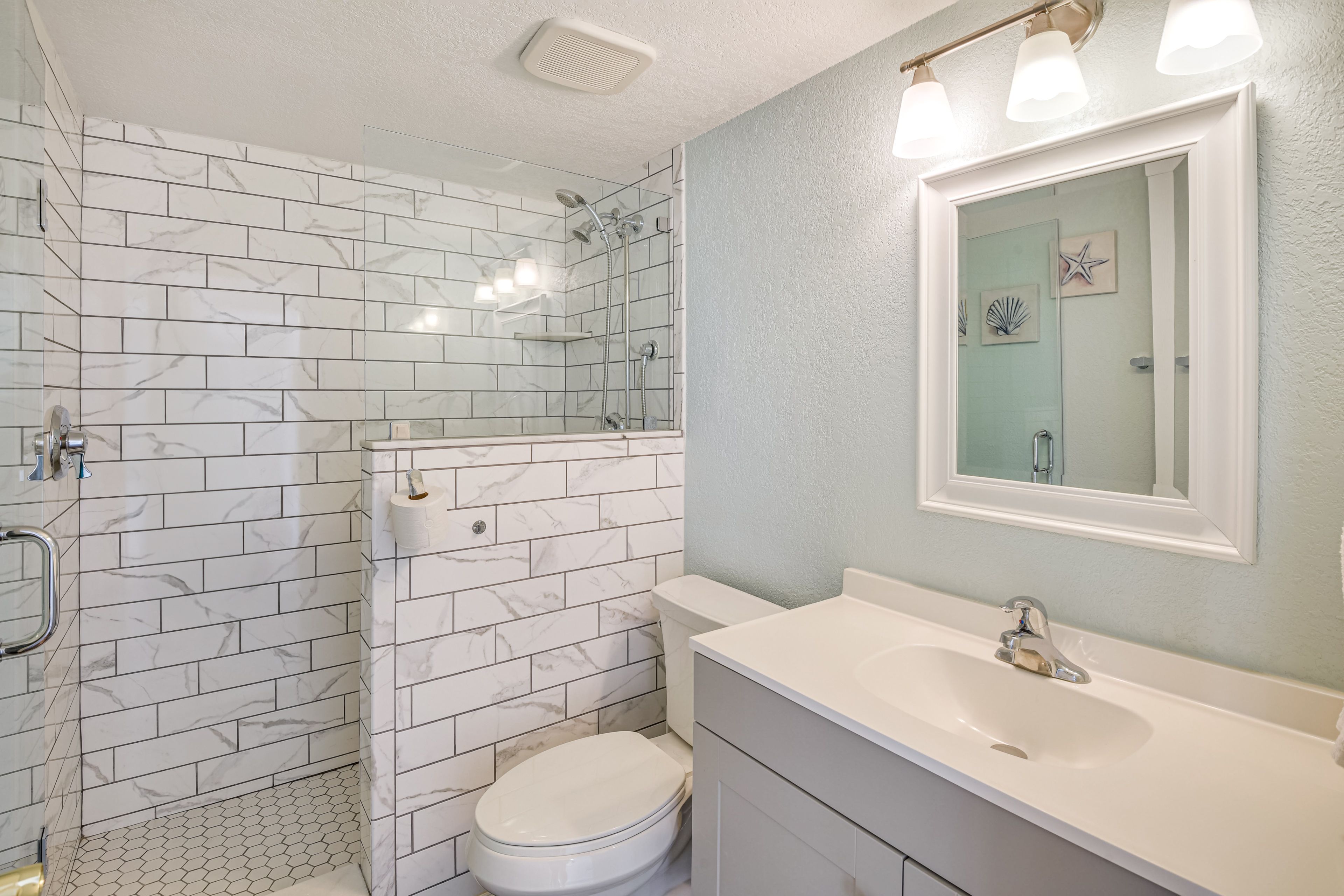 Full Bathroom | Towels Provided
