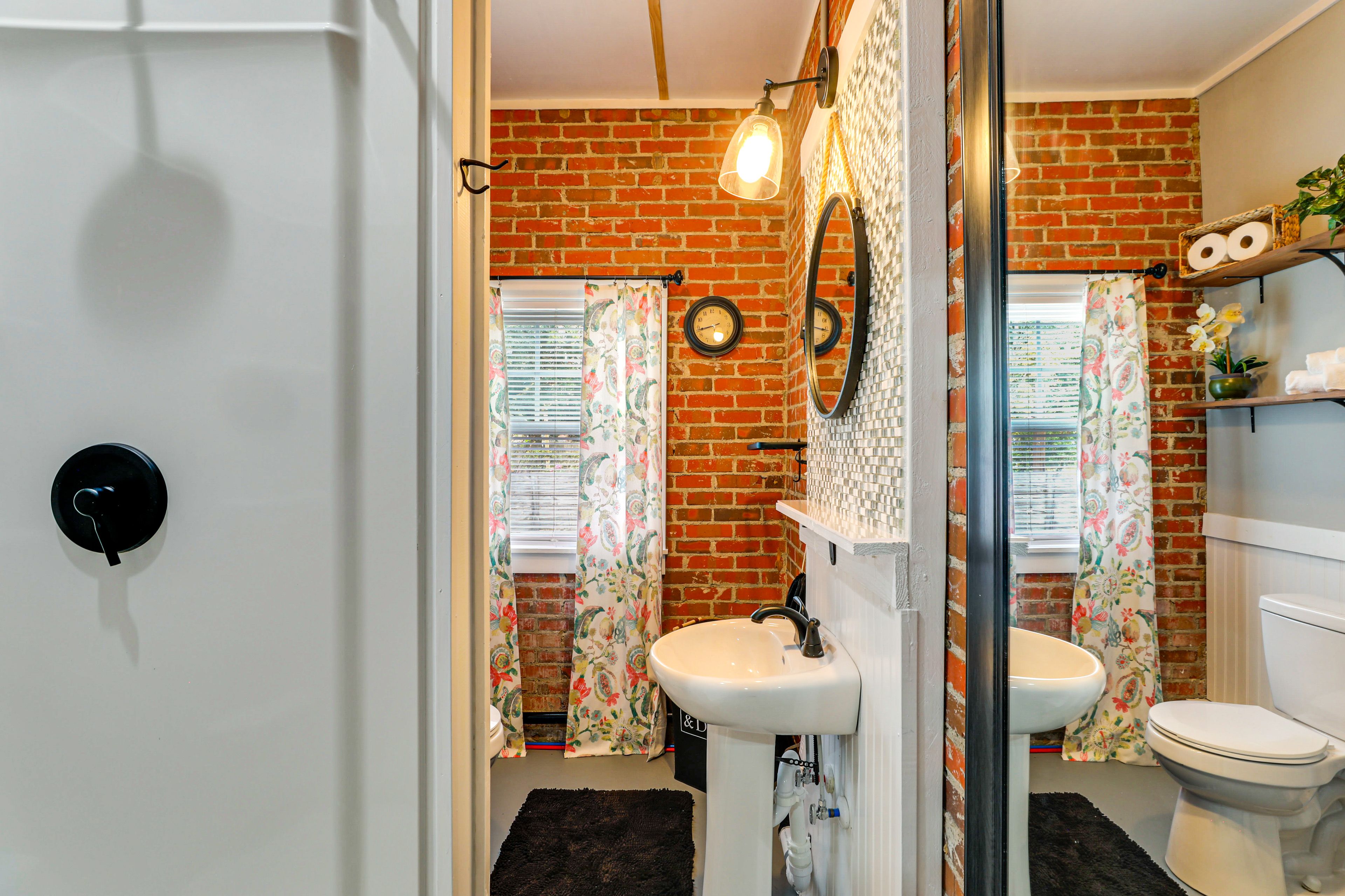 Full Bathroom | Towels Provided | Complimentary Toiletries