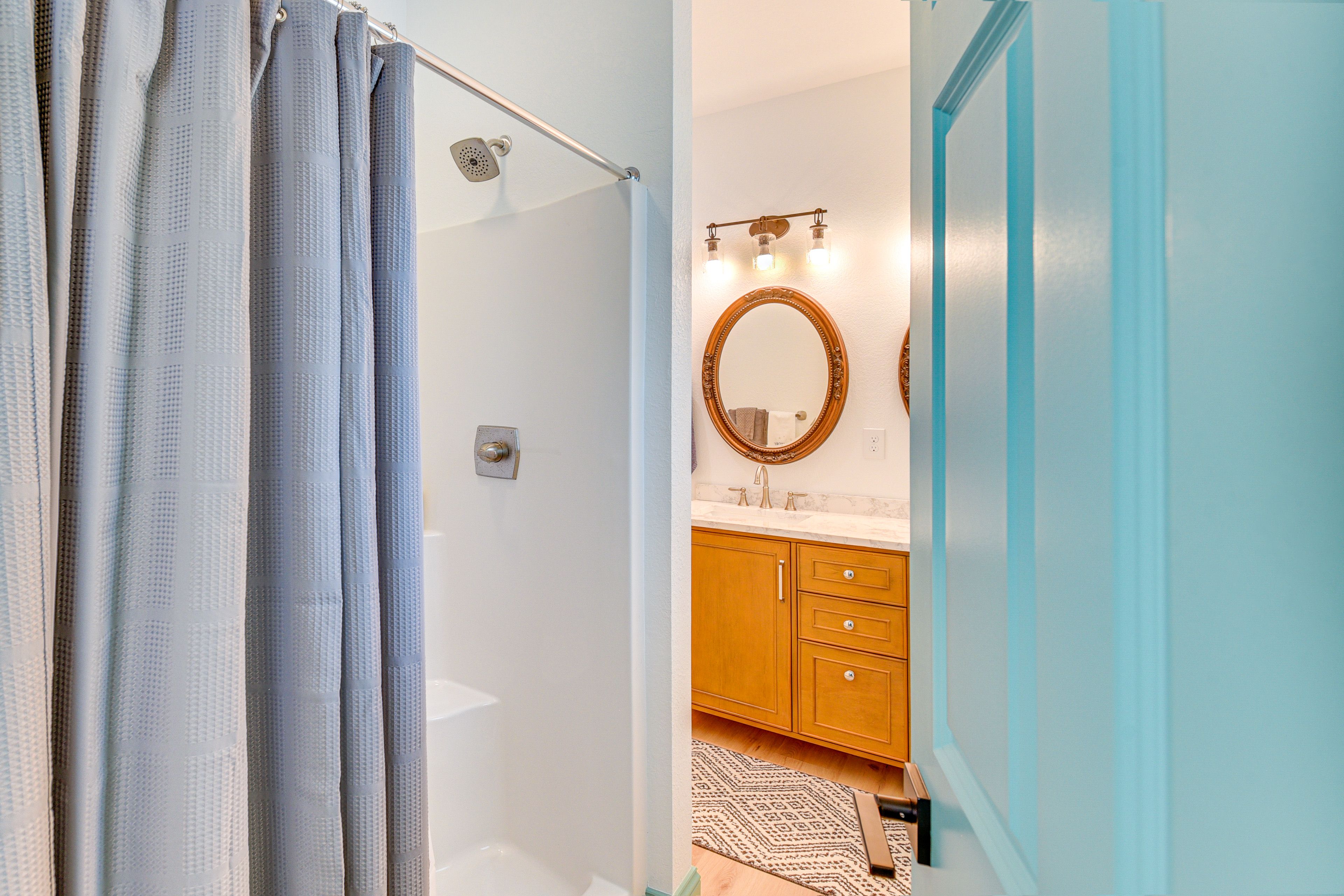 Full Bathroom | Towels Provided