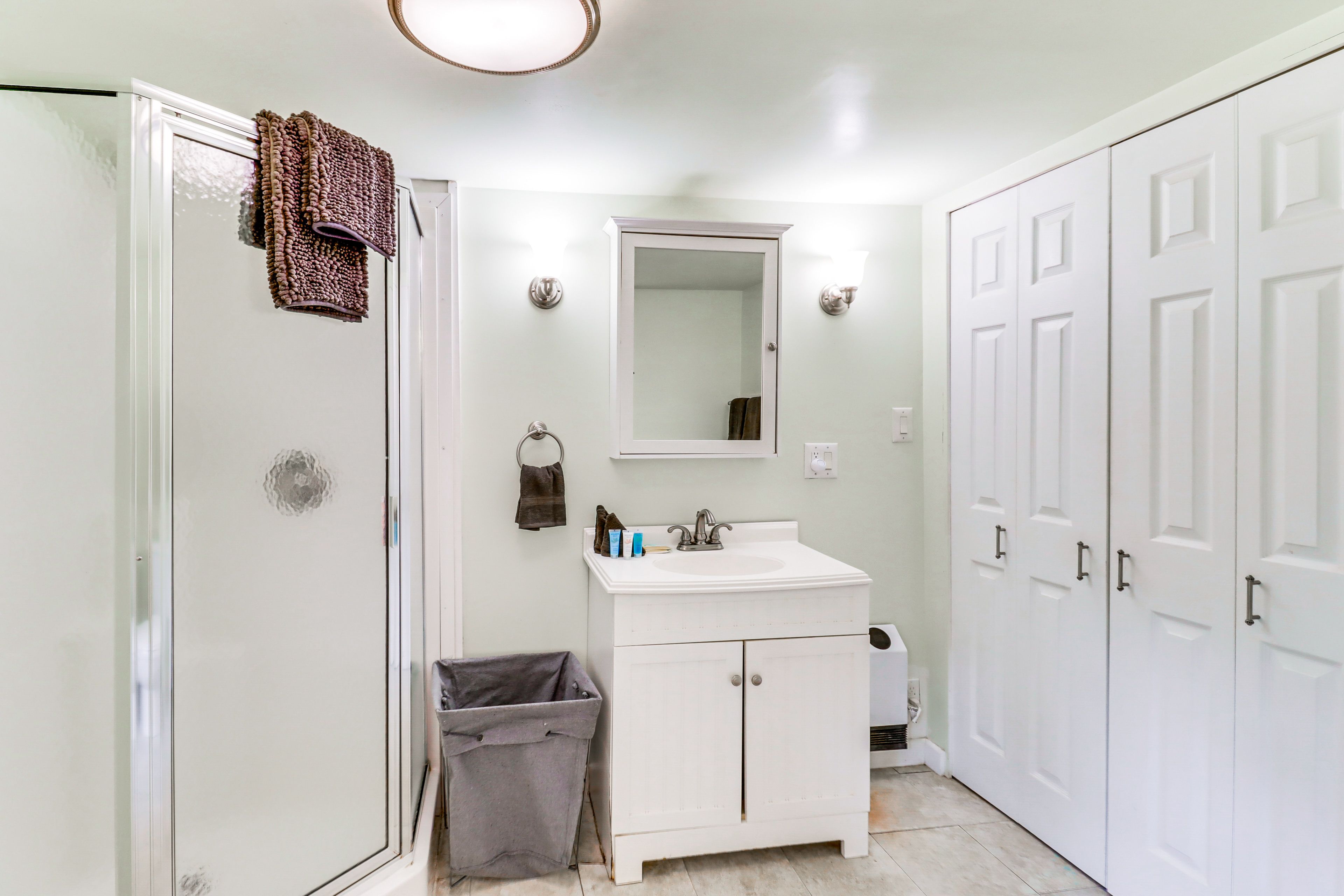 En-Suite Bathroom | Towels Provided | Washer & Dryer