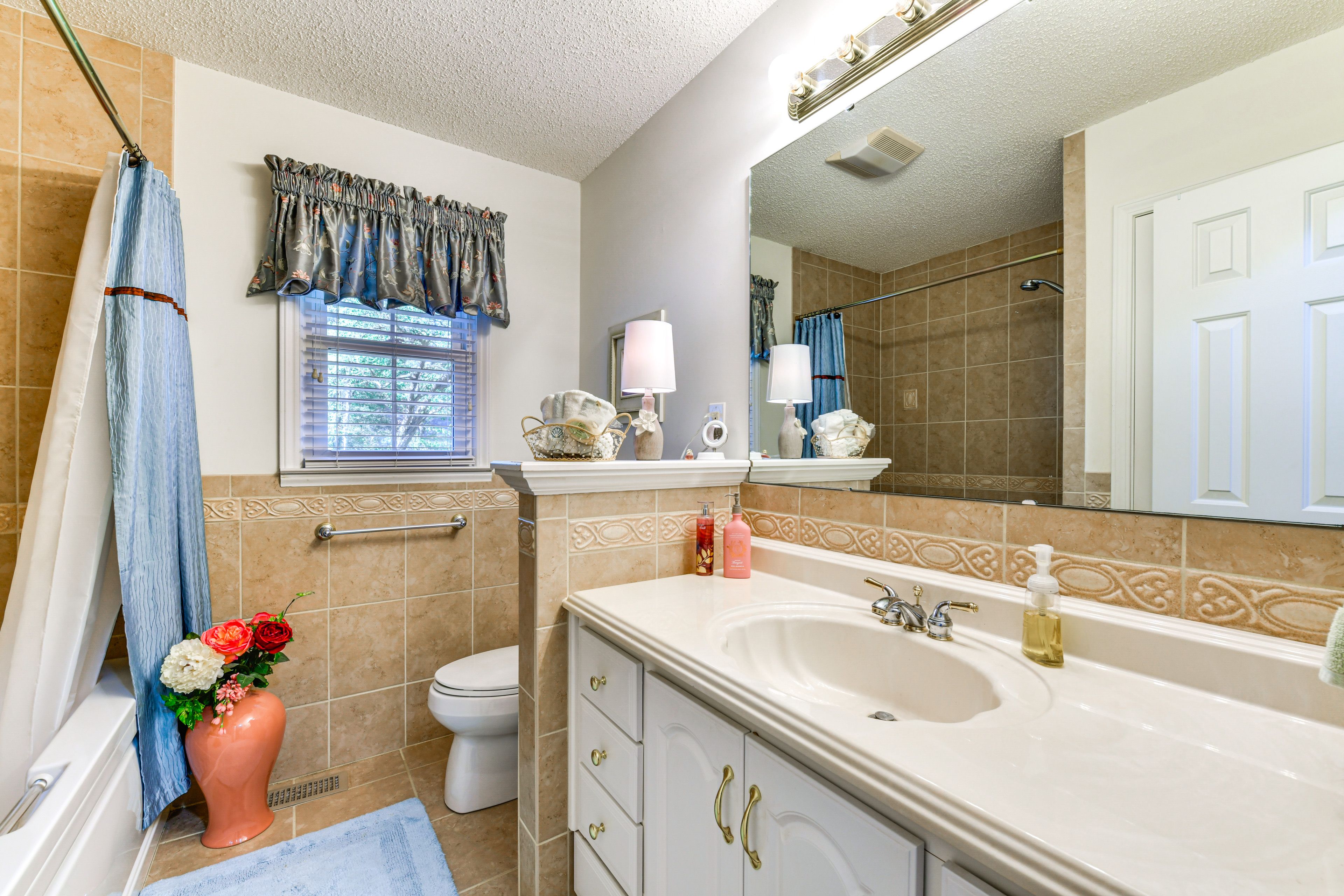En-Suite Bathroom | Main Level | Towels Provided
