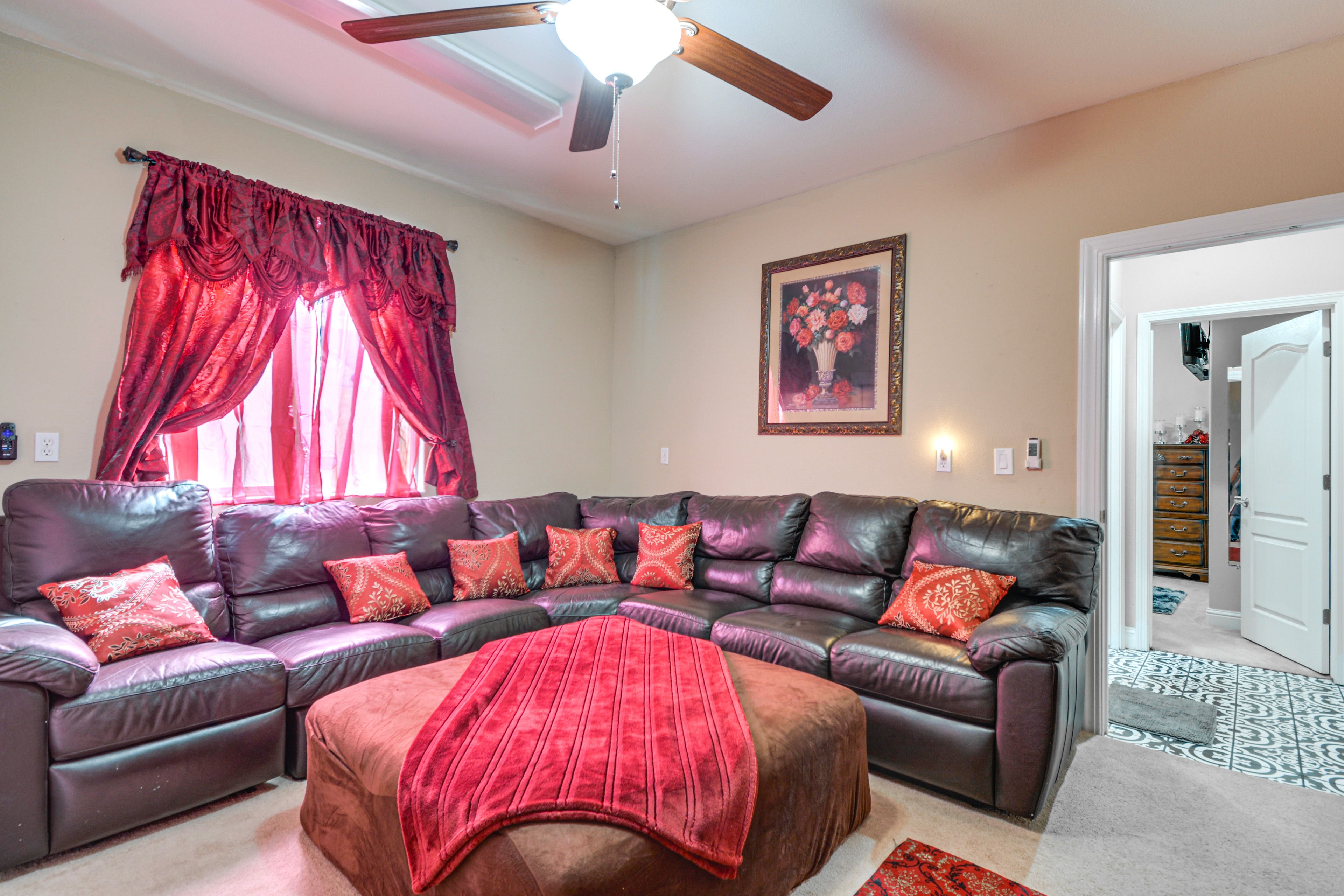 Living Room | Smart TV | Free WiFi | Single-Story Home