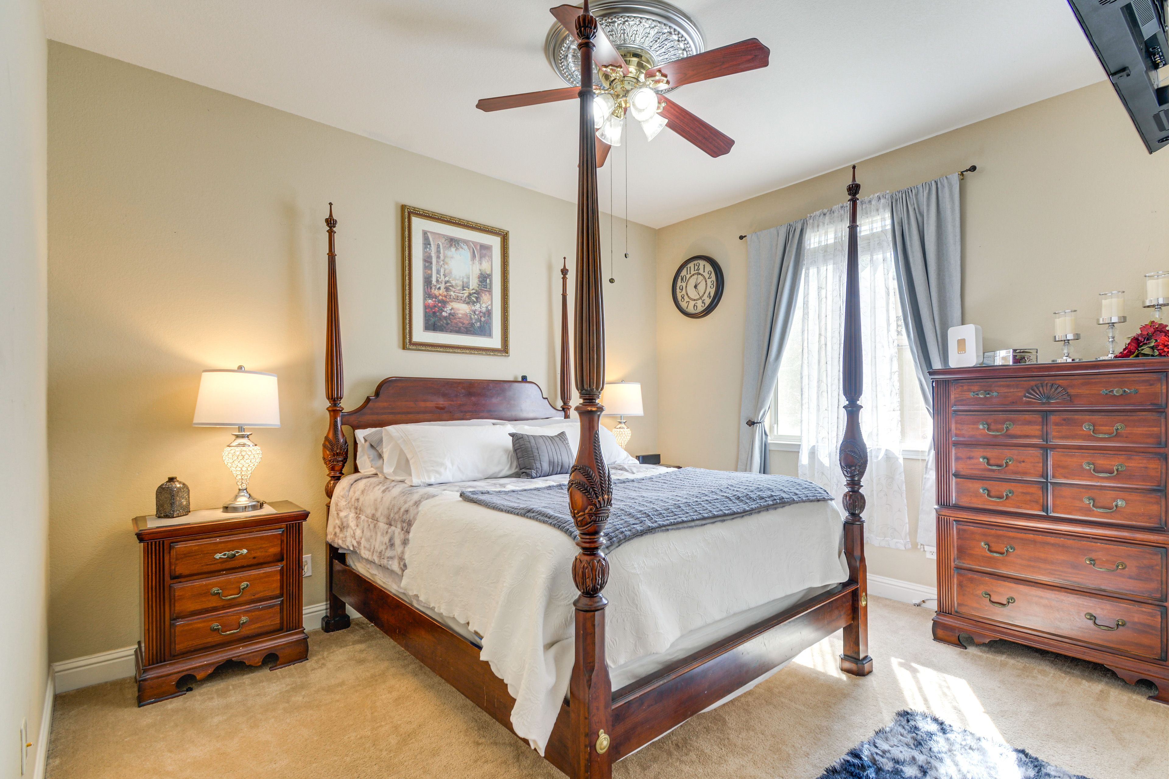 Bedroom | Queen Bed | TV