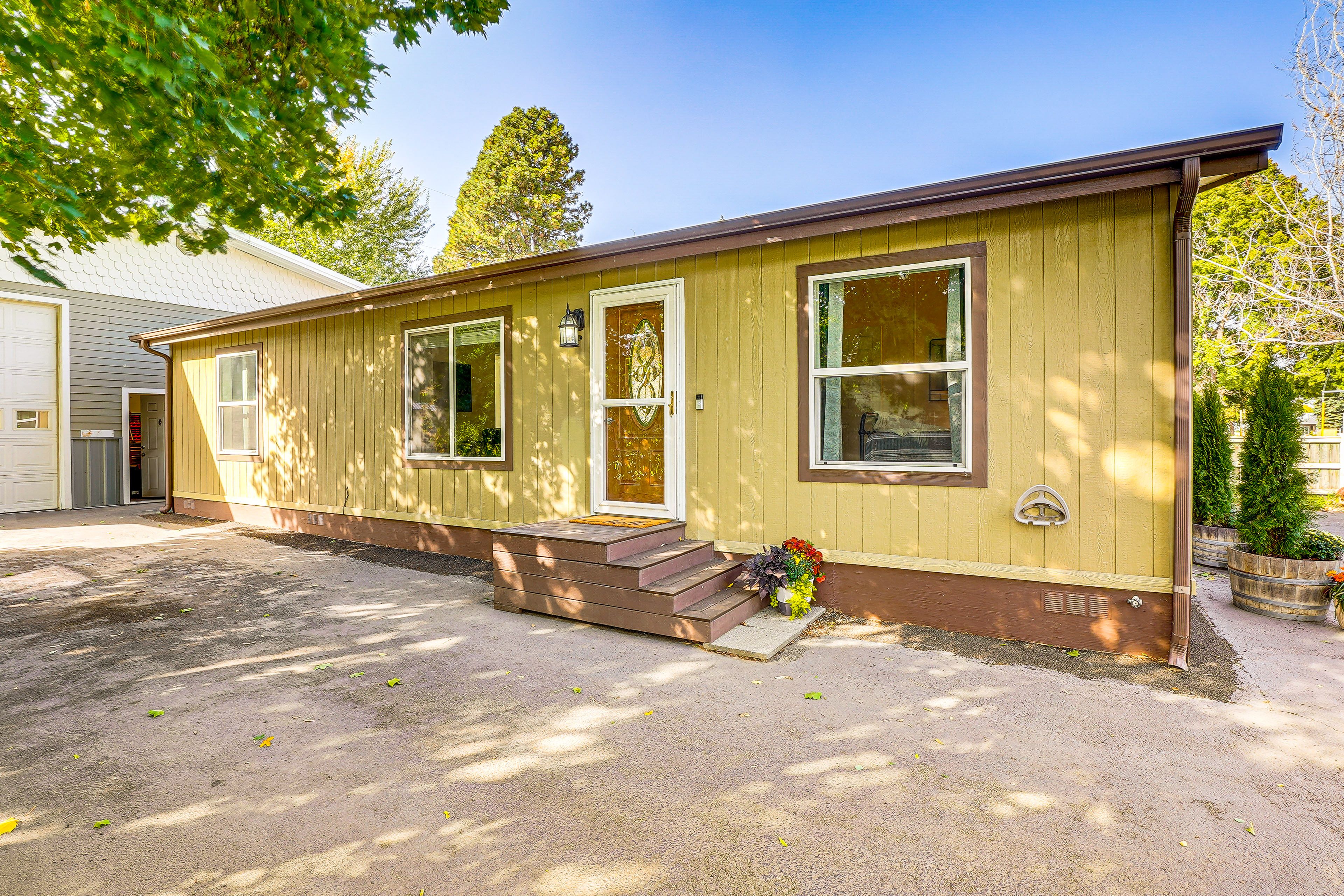 Exterior | Driveway (4 Vehicles)