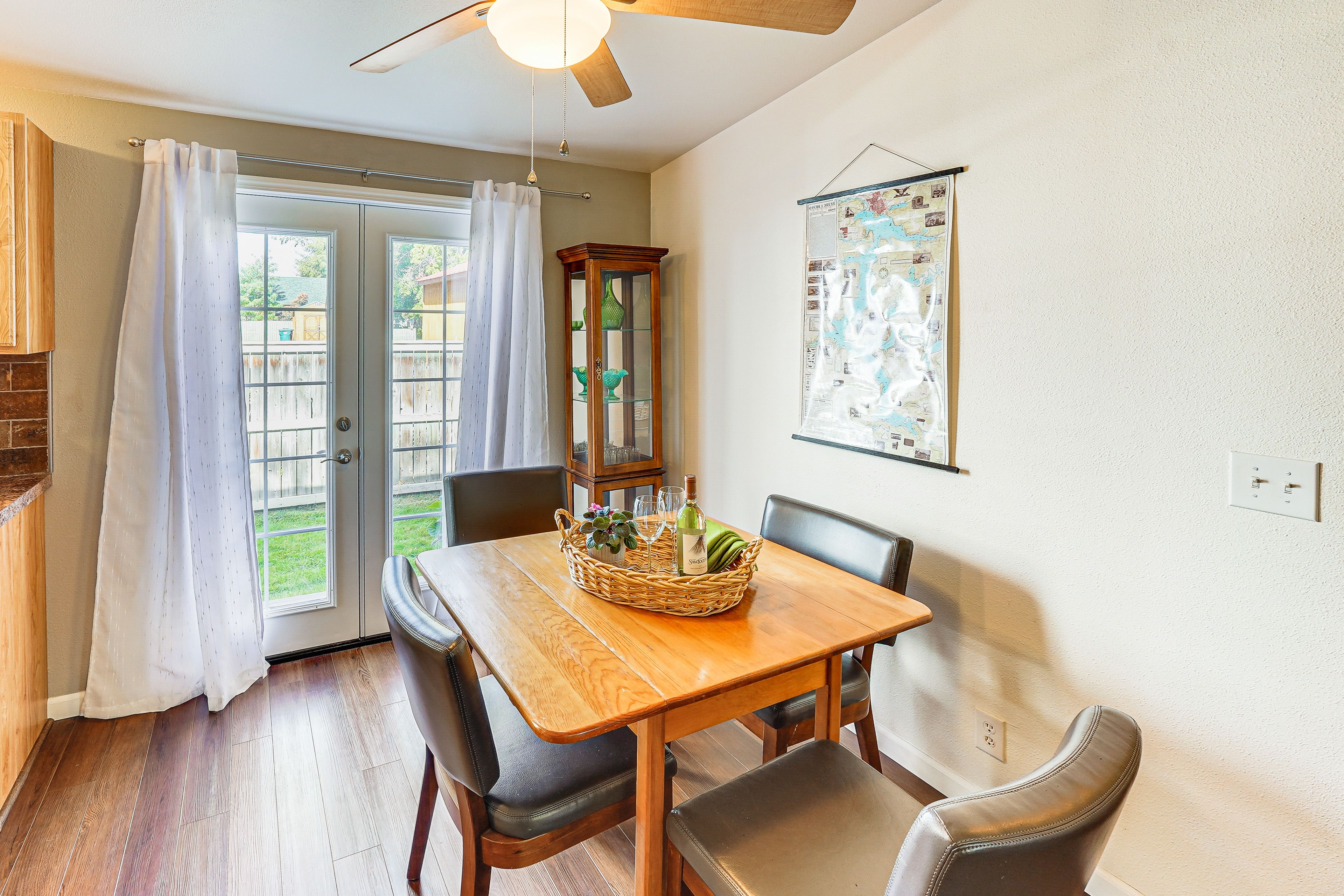 Dining Area | Dishware/Flatware Provided