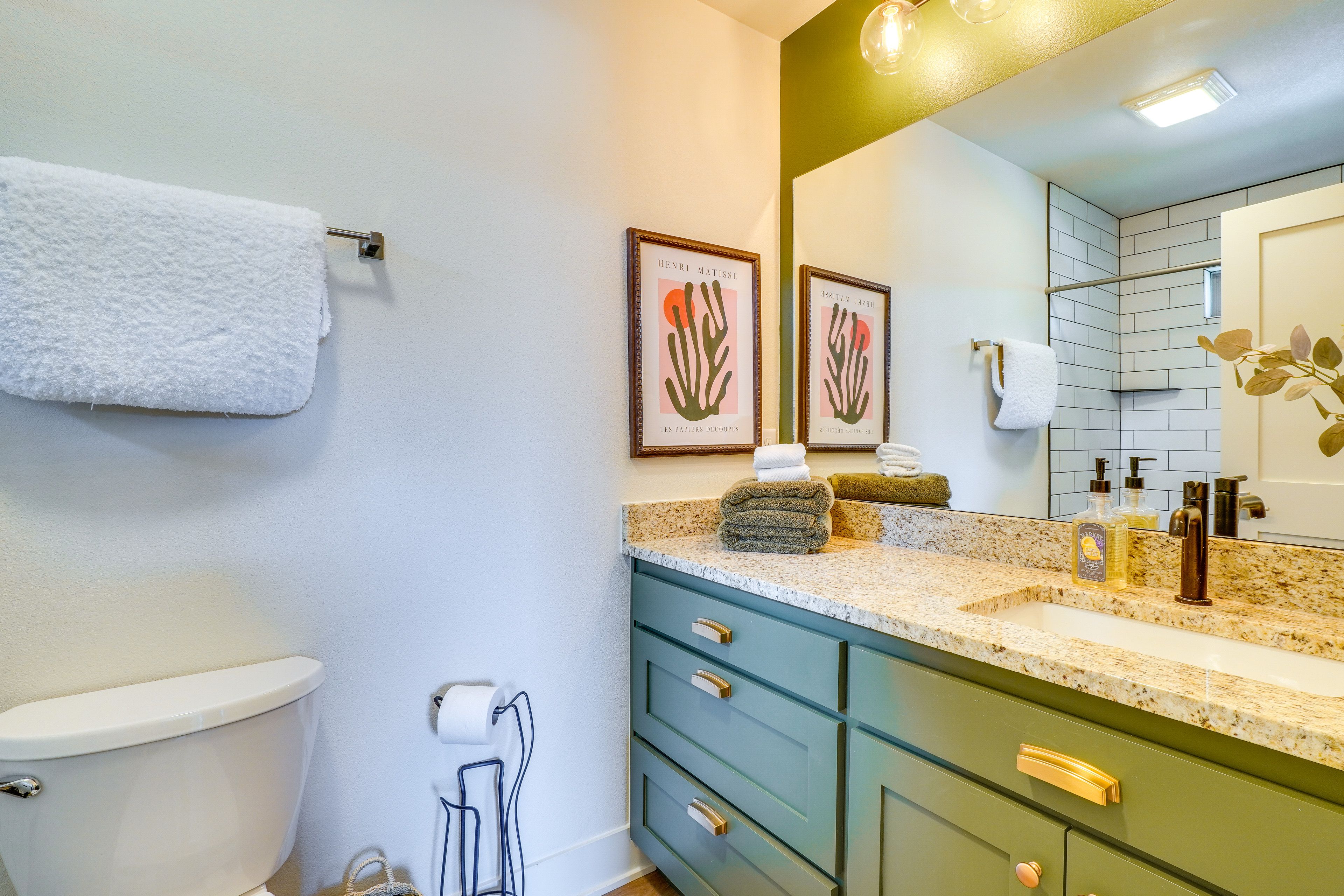 Full Bathroom | Towels Provided