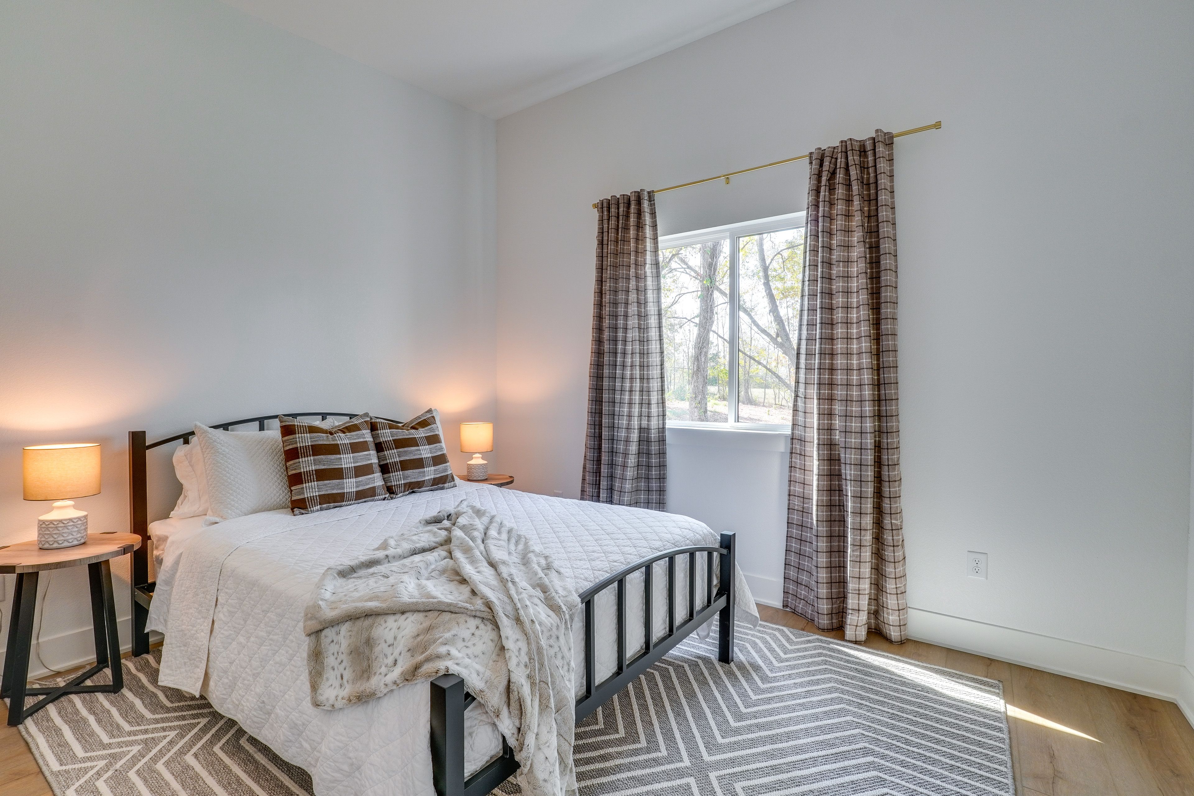 Bedroom 2 | Queen Bed