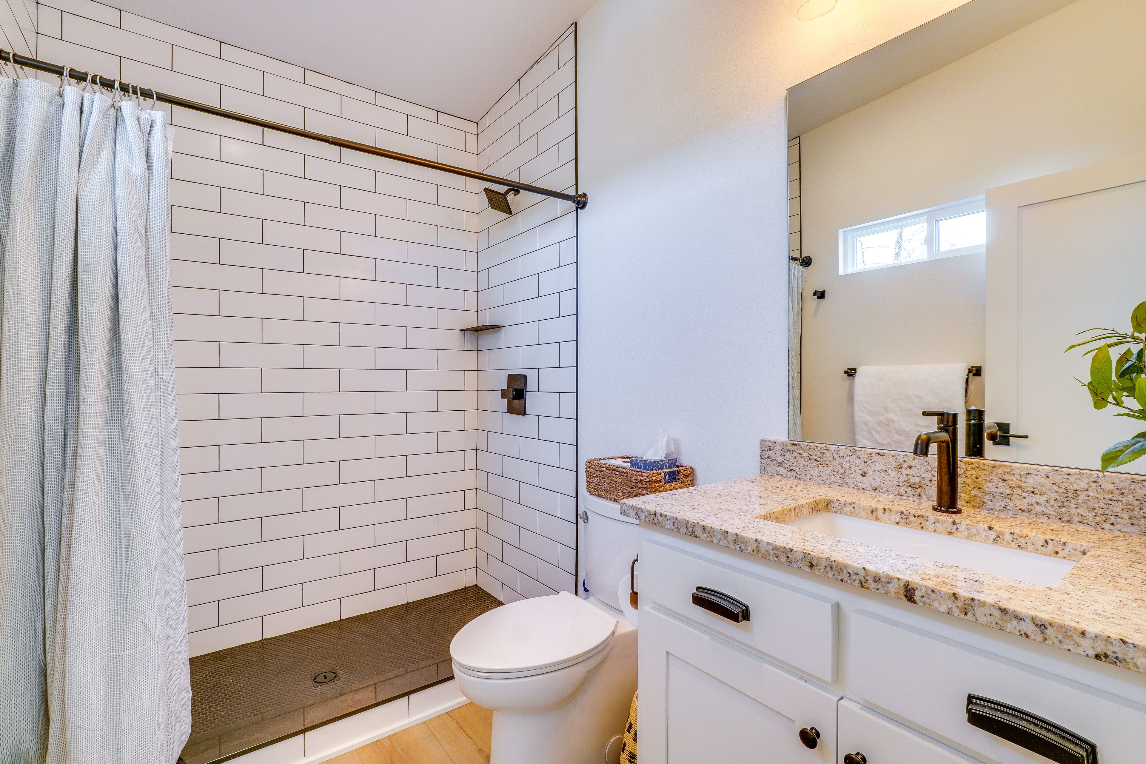 Full Bathroom | Towels Provided