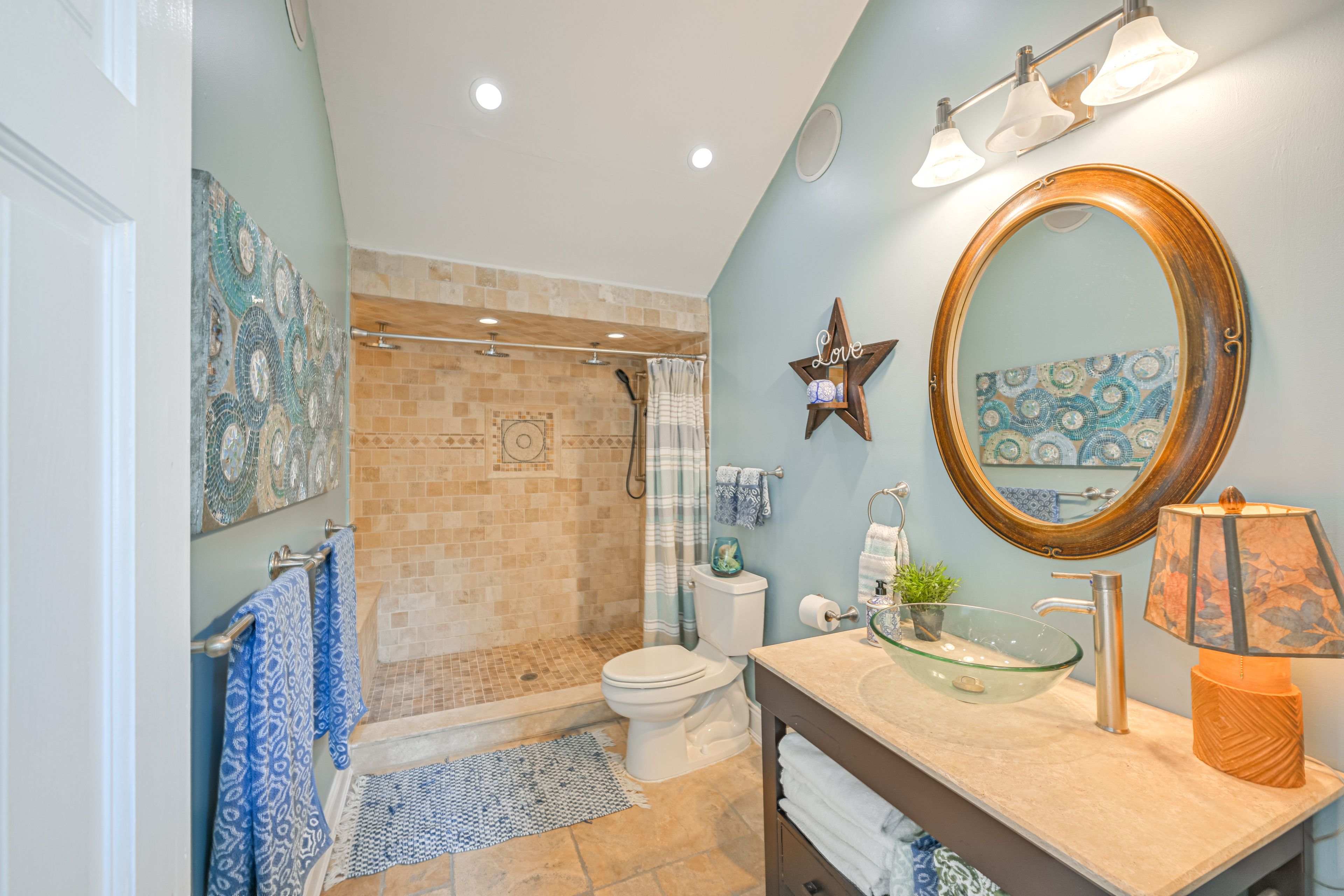 Full Bathroom | Towels Provided