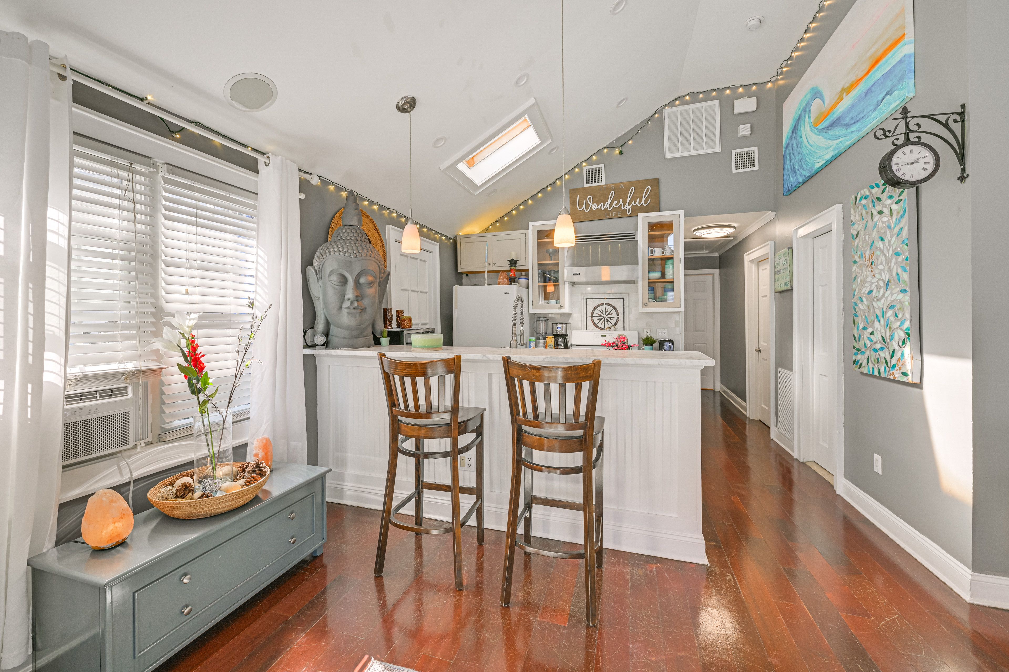 Breakfast Bar w/ Seating