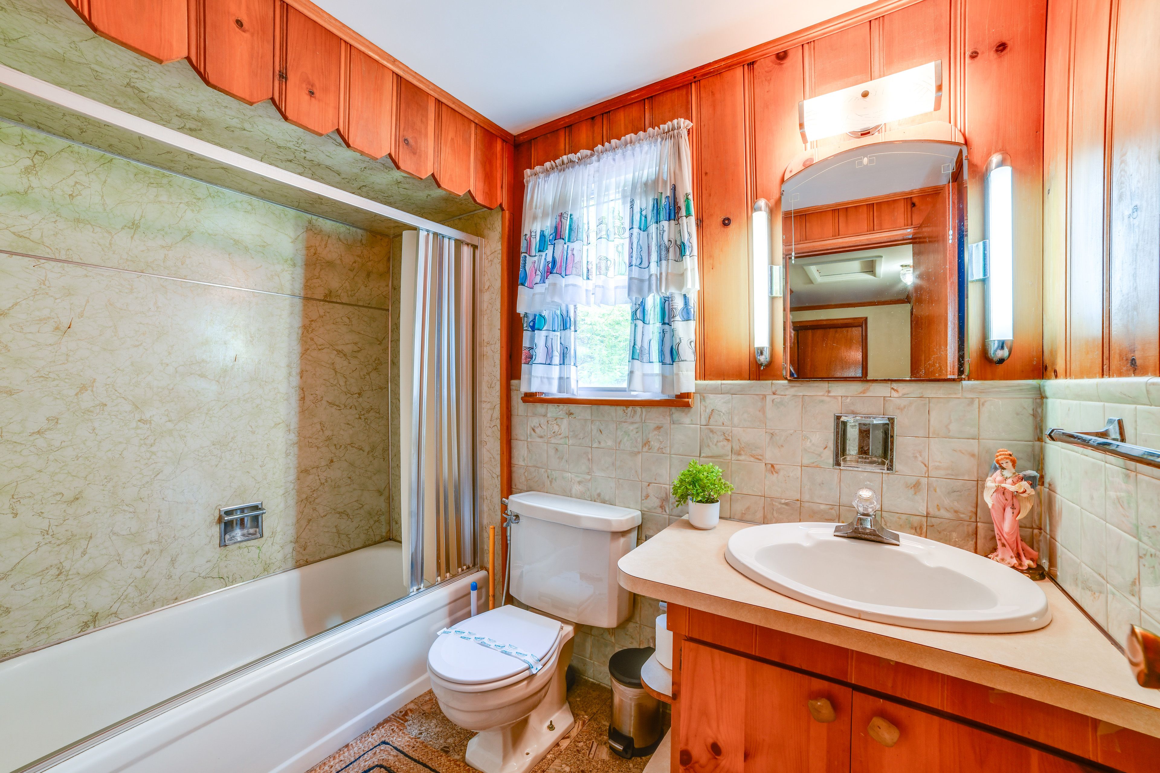 Full Bathroom | Towels & Linens Provided