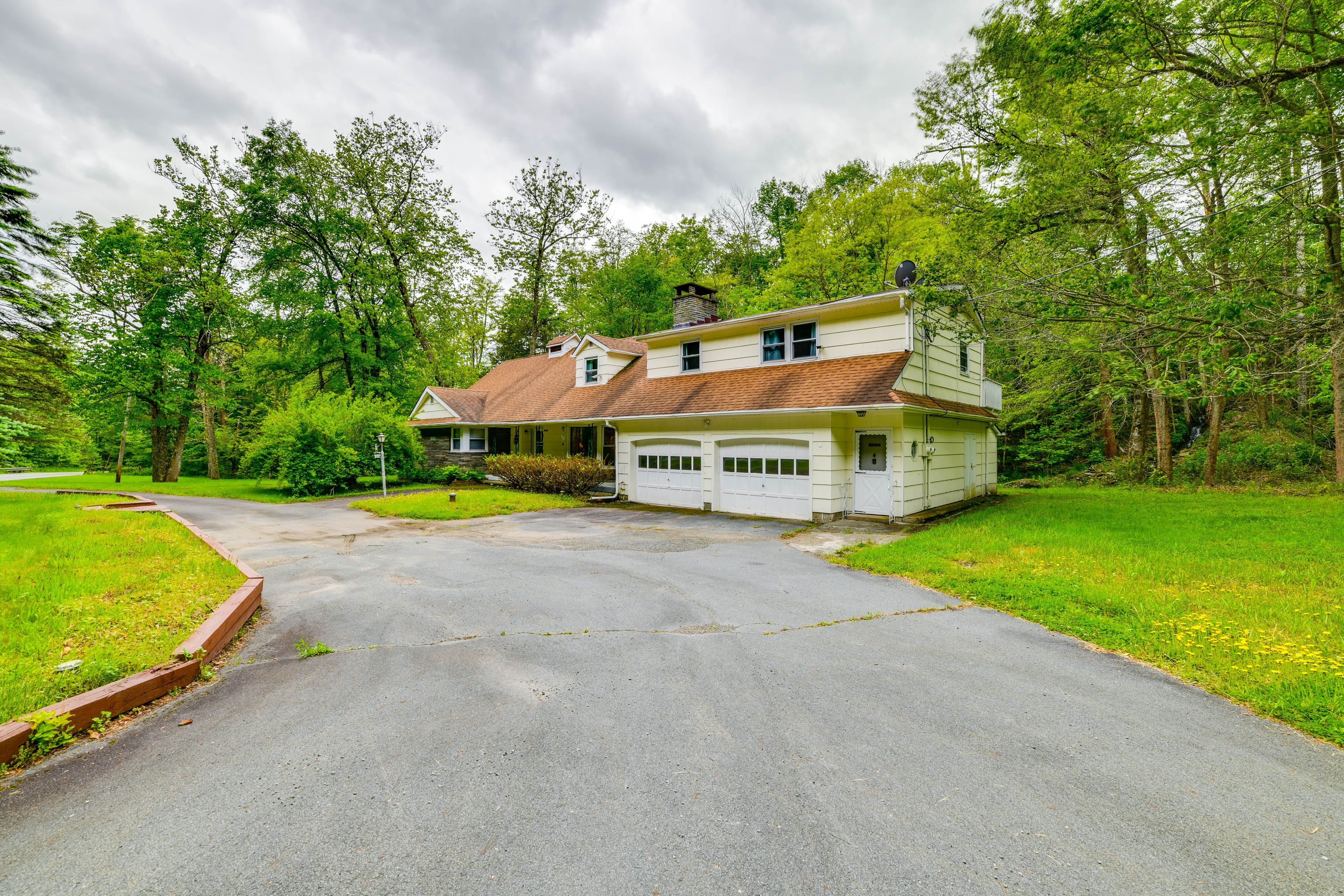 Parking | Shared Driveway (3 Vehicles)