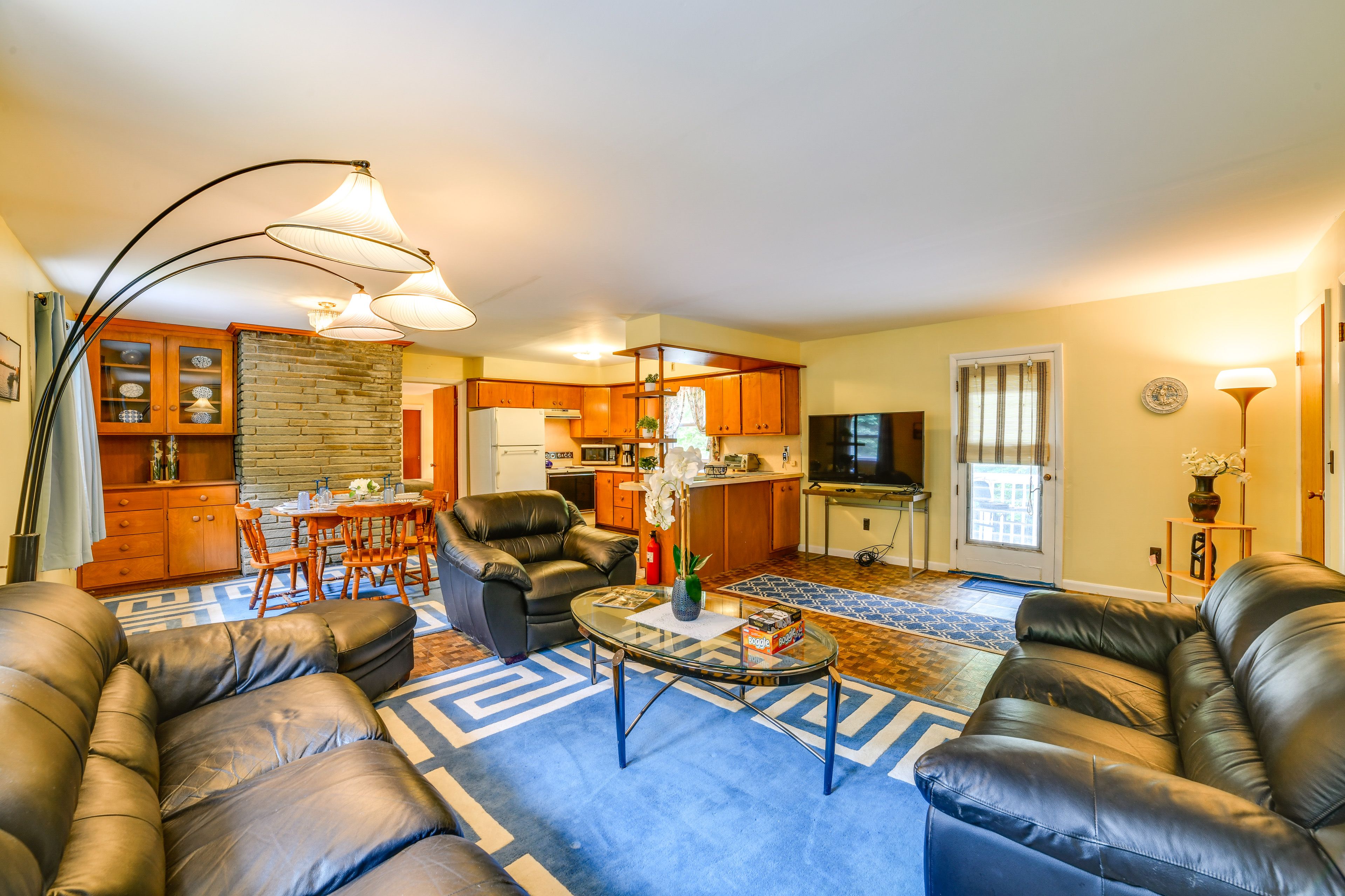 Living Room | Flat-Screen TV w/ Streaming | Free WiFi (Strong)