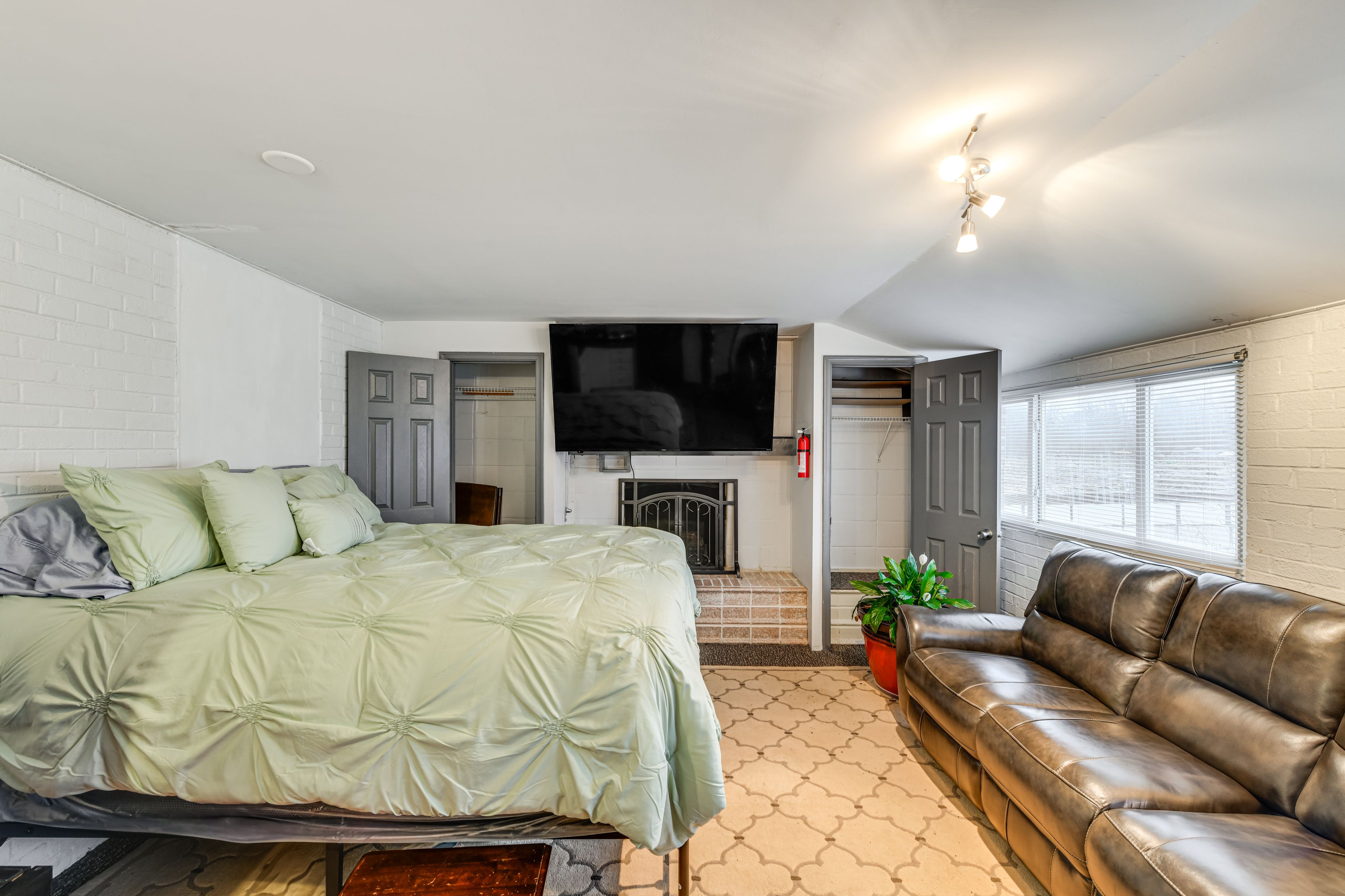 Studio | Full Bed