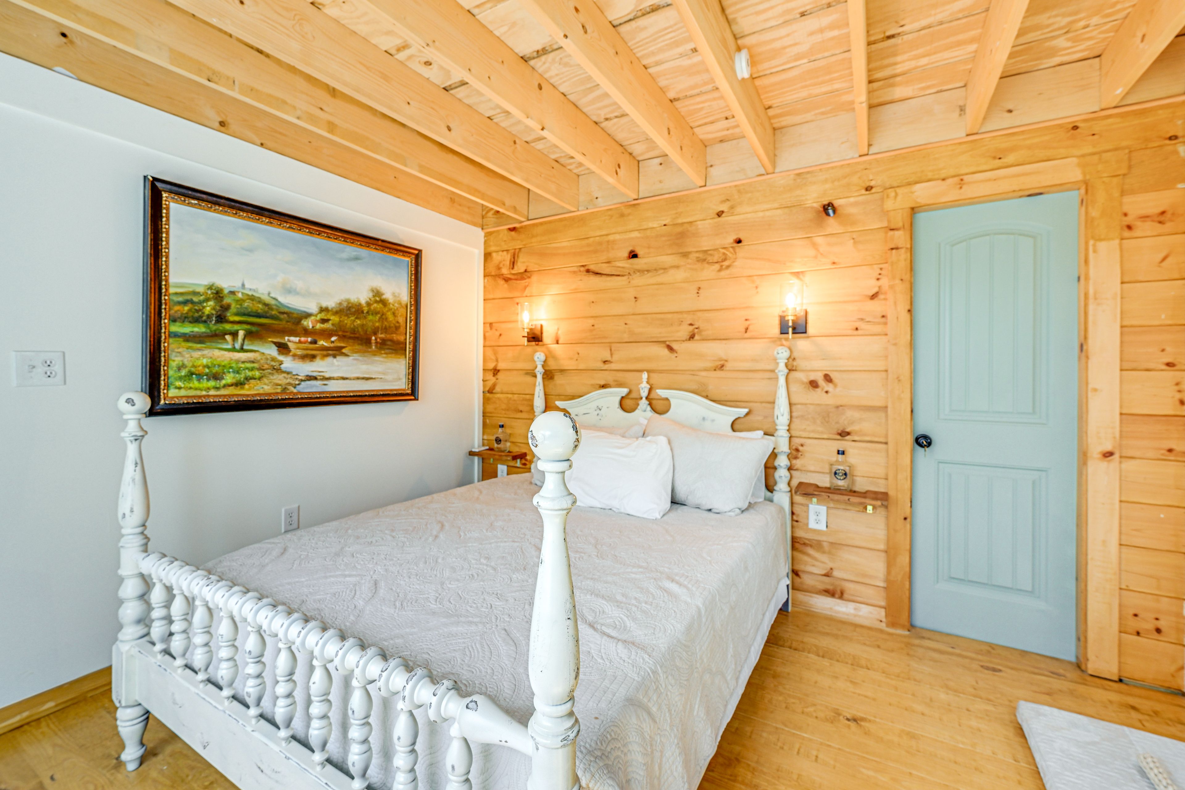 Bedroom 1 | 1st Floor | Queen Bed | Linens Provided