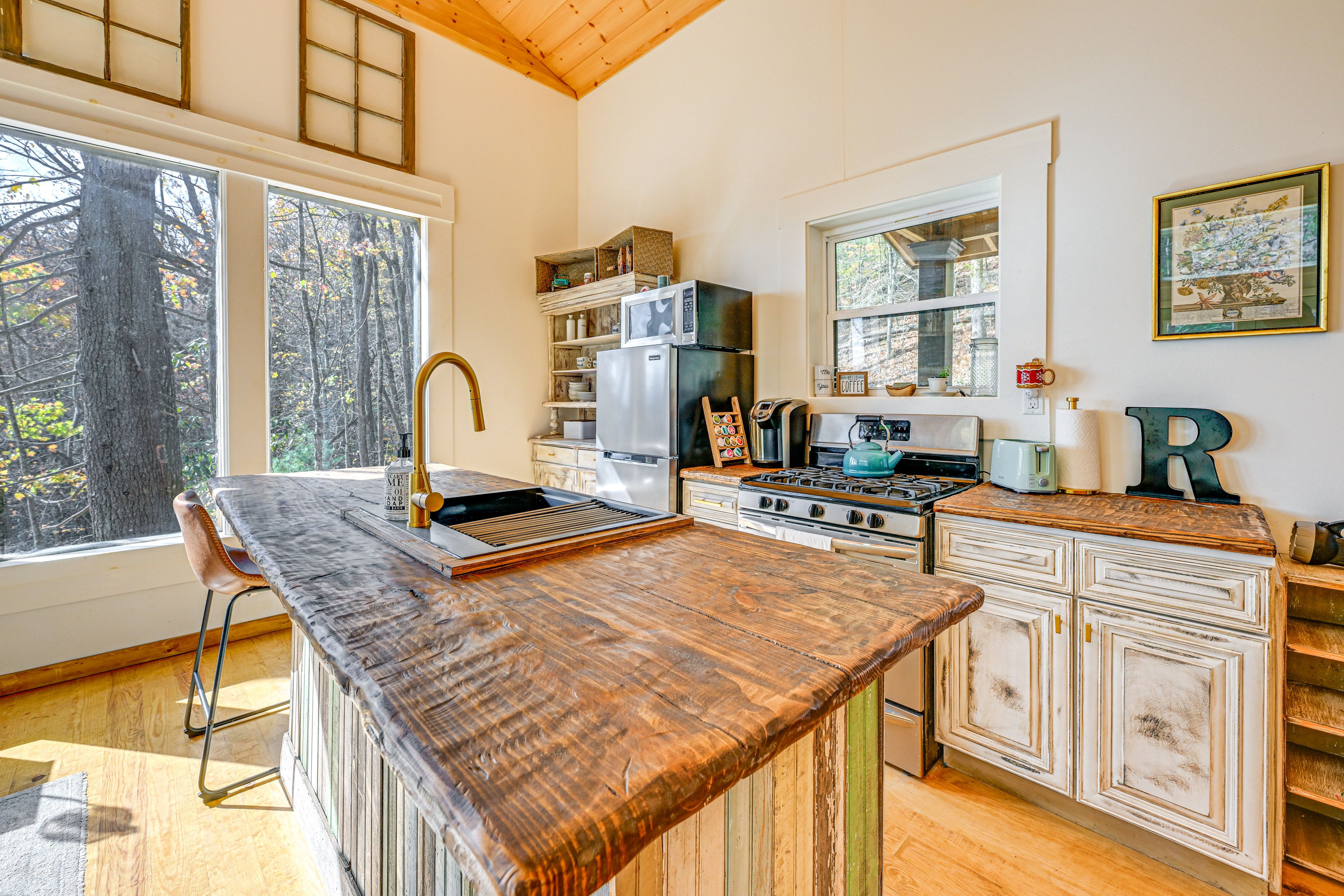 Kitchen | 1st Floor | Cooking Basics | Dishware/Flatware | Pod Coffee Maker