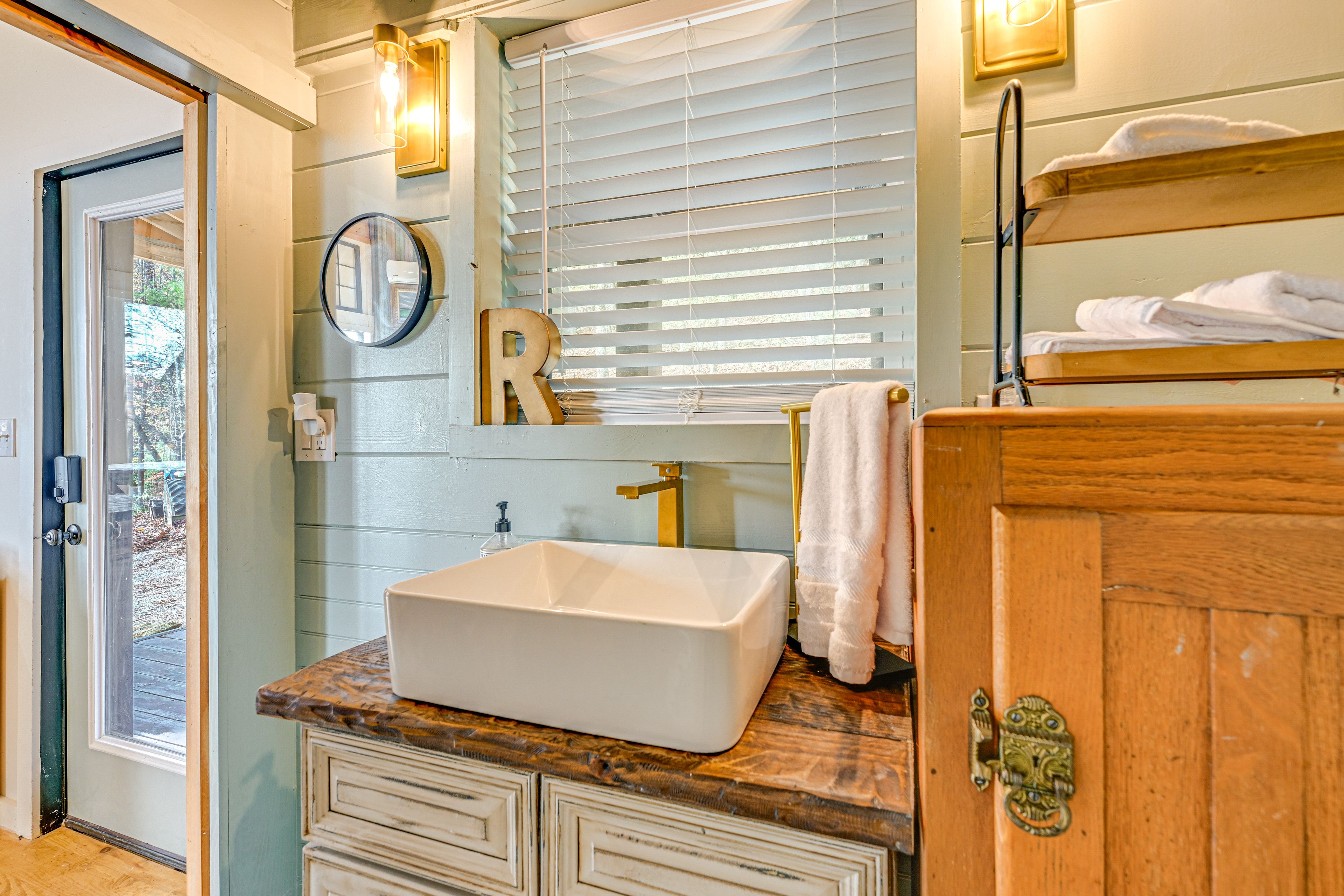 Full Bathroom | 1st Floor | Complimentary Toiletries | Towels Provided