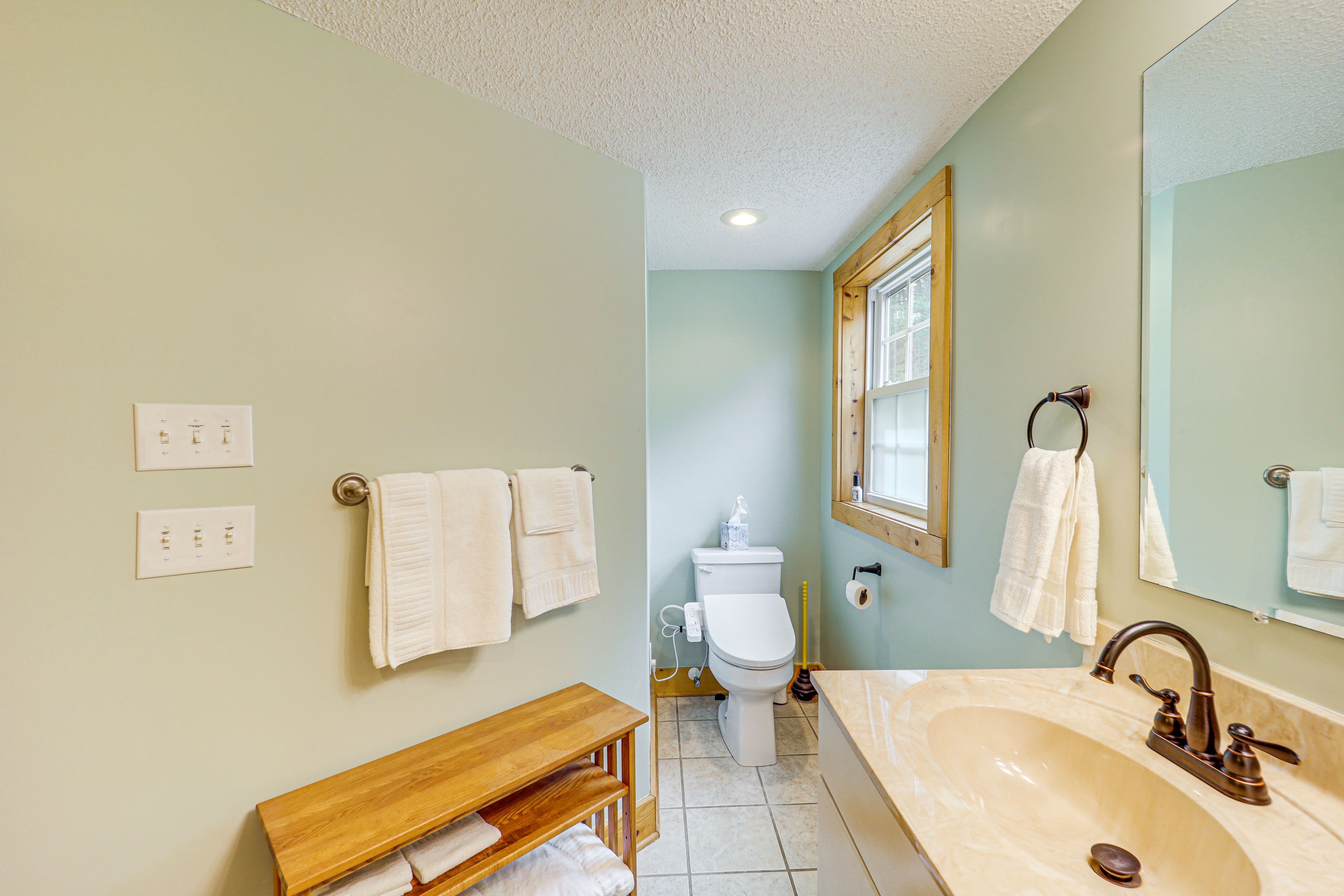 Full Bathroom | Towels & Linens Provided | Main Level