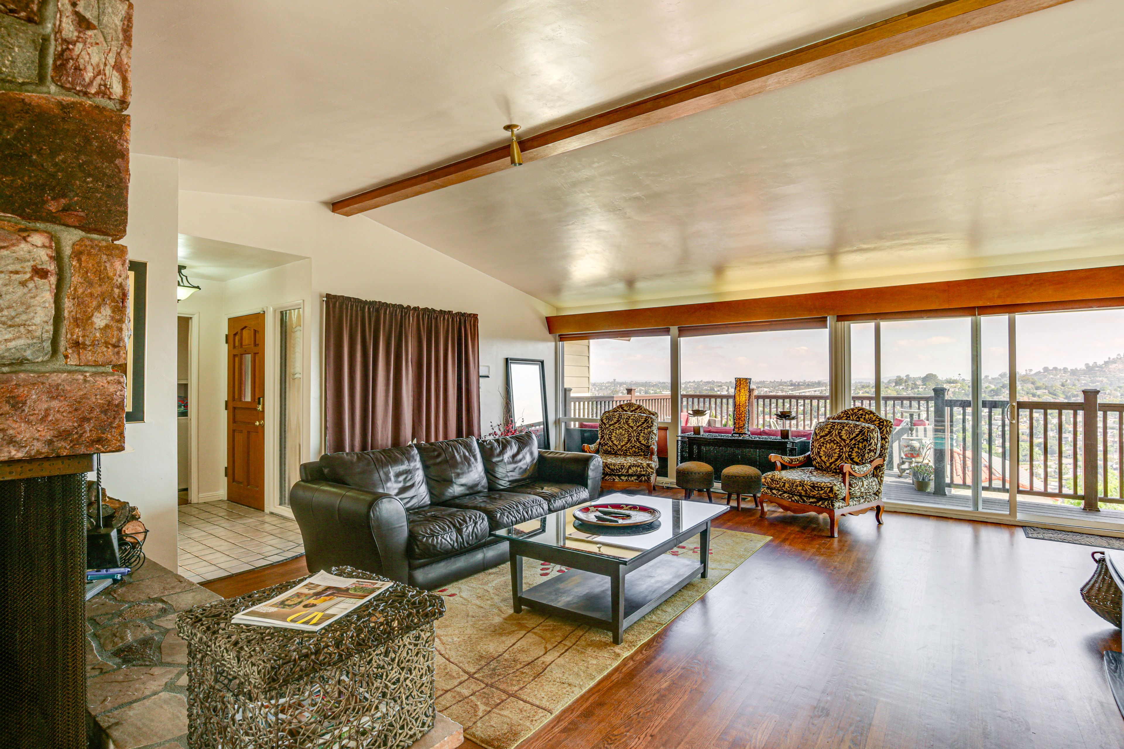 Living Room | Smart TV | Free WiFi | Board Games
