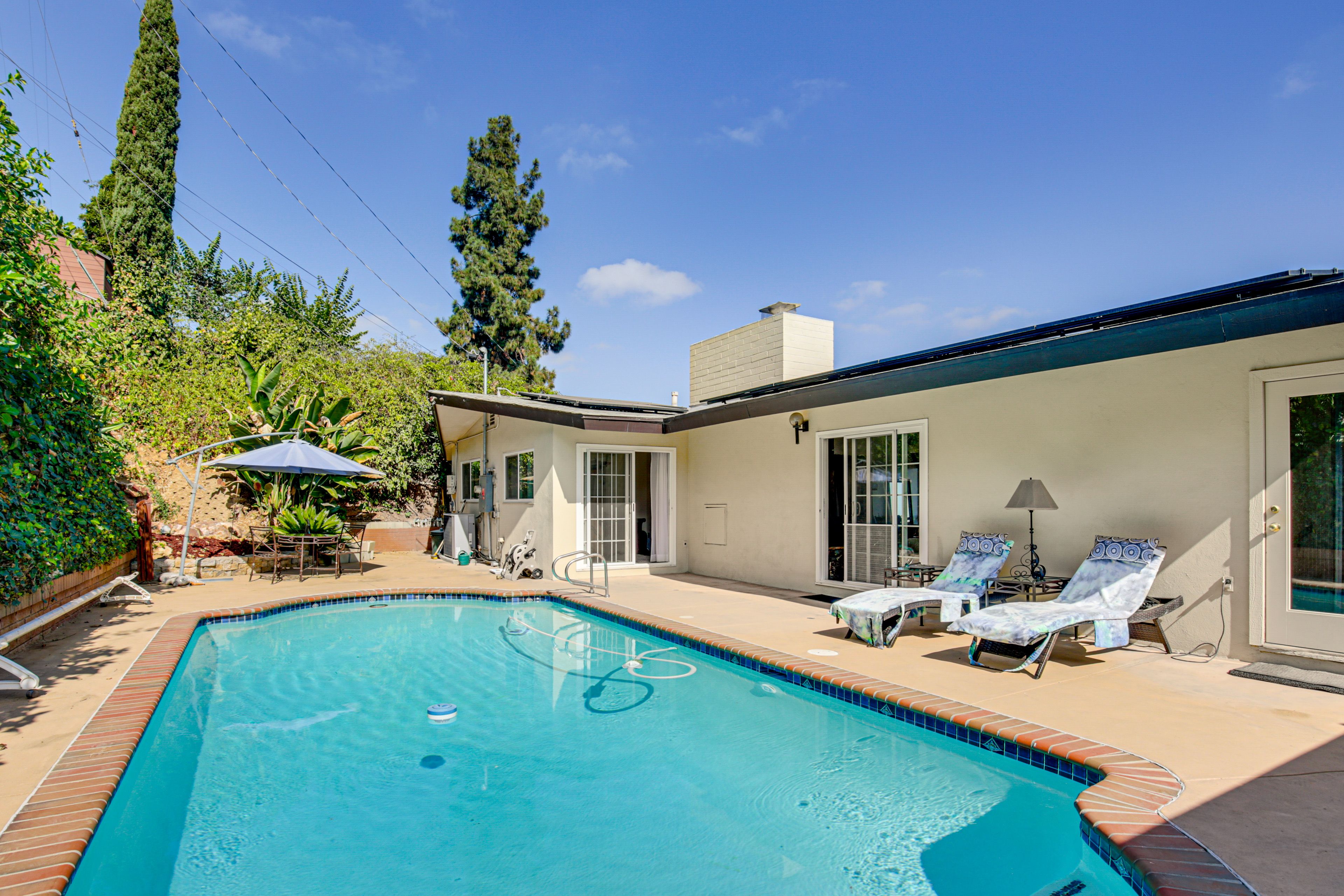 Pool Area | Gas Grill | Outdoor Dining Set