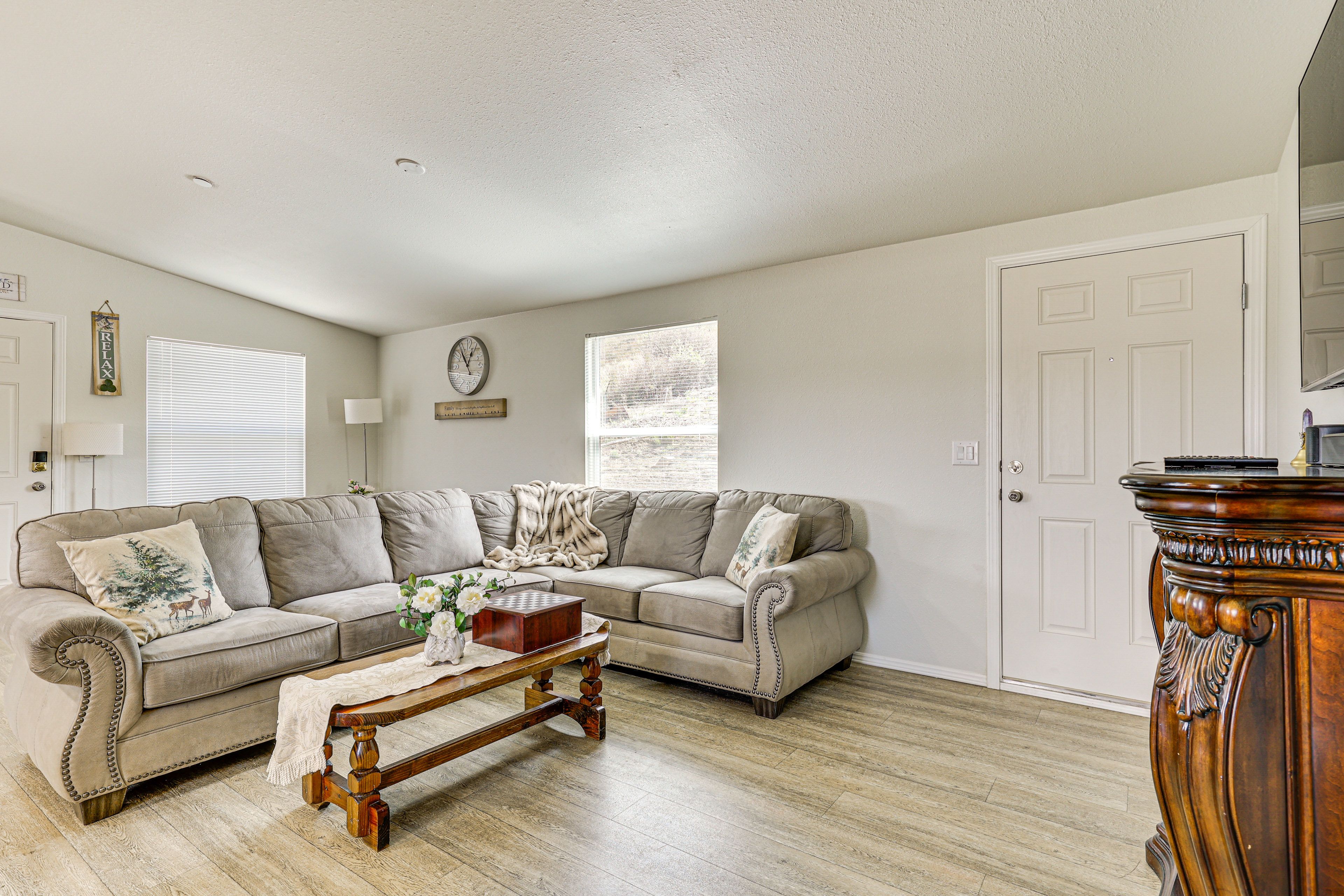 Living Room | Central Heating & A/C | Free WiFi | Smart TV