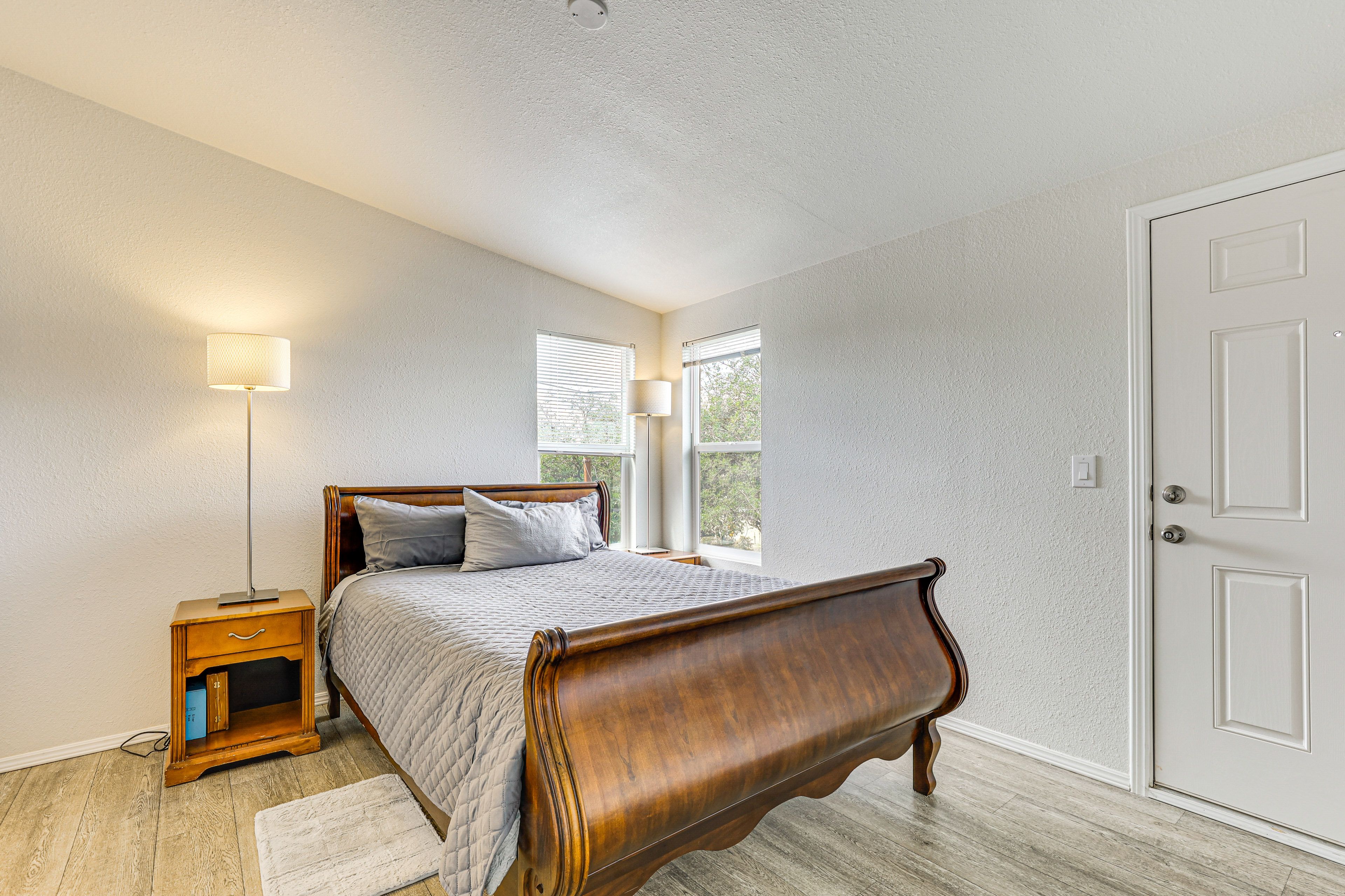 Bedroom 1 | Queen Bed | En-Suite Bathroom