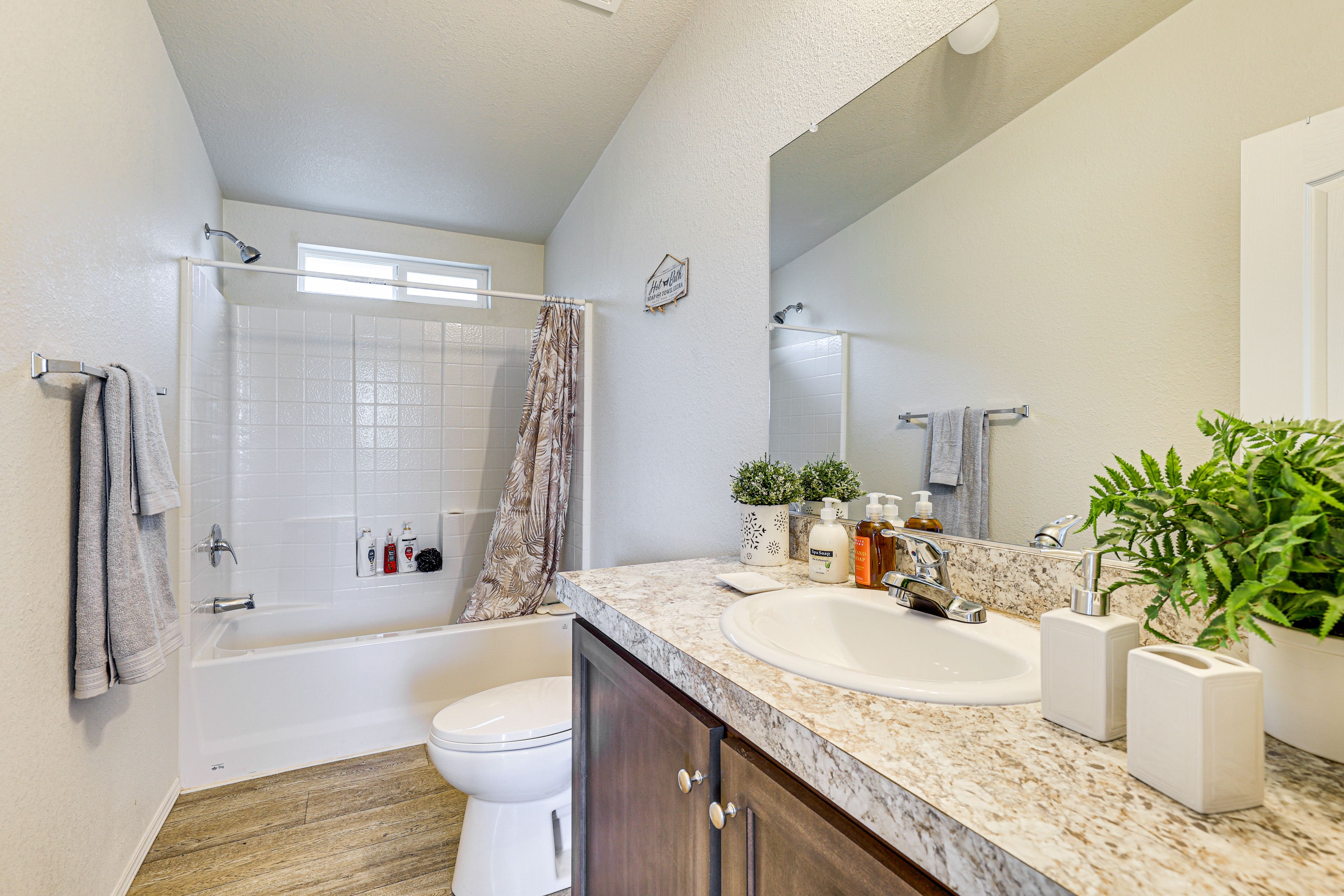 Full Bathroom | Towels Provided