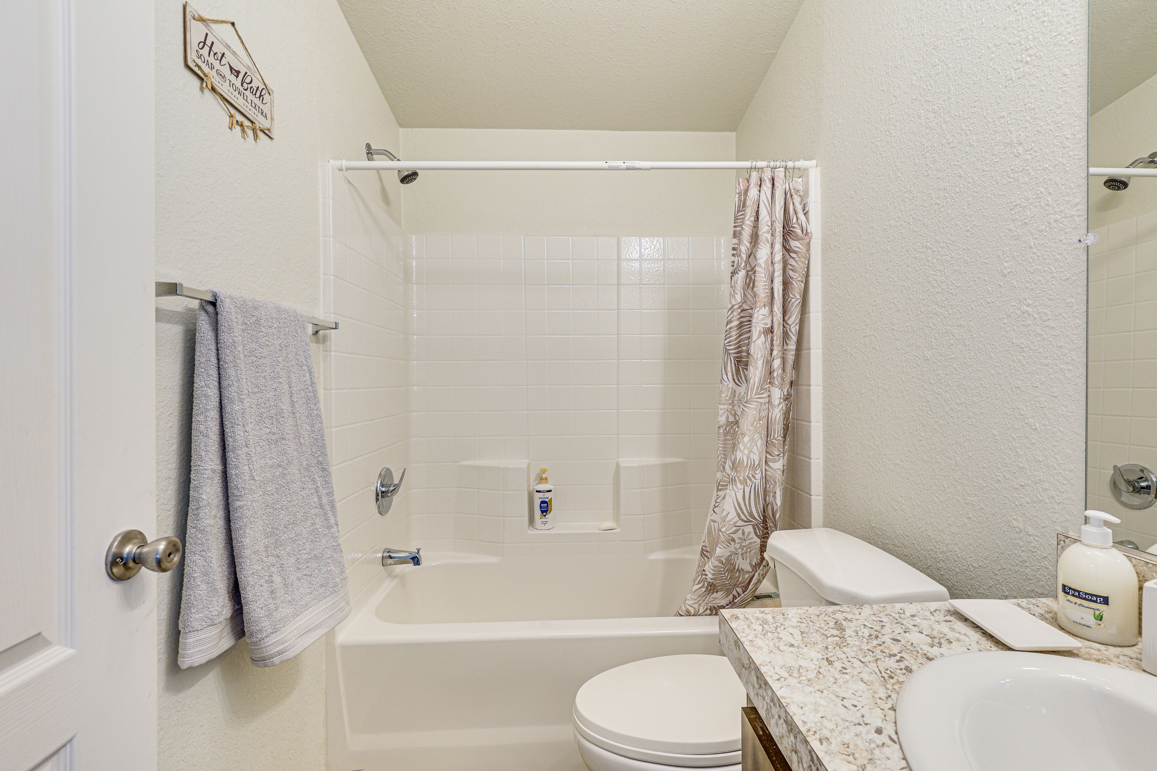 Full Bathroom | Shower/Tub Combo